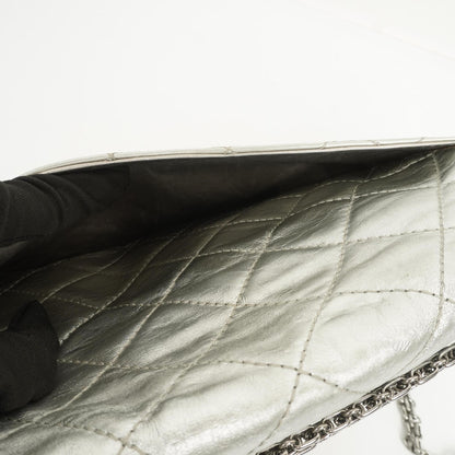 Chanel 2.55 Reissue 227 Klappentasche aus silberfarbenem Metallic-Steppkalbsleder