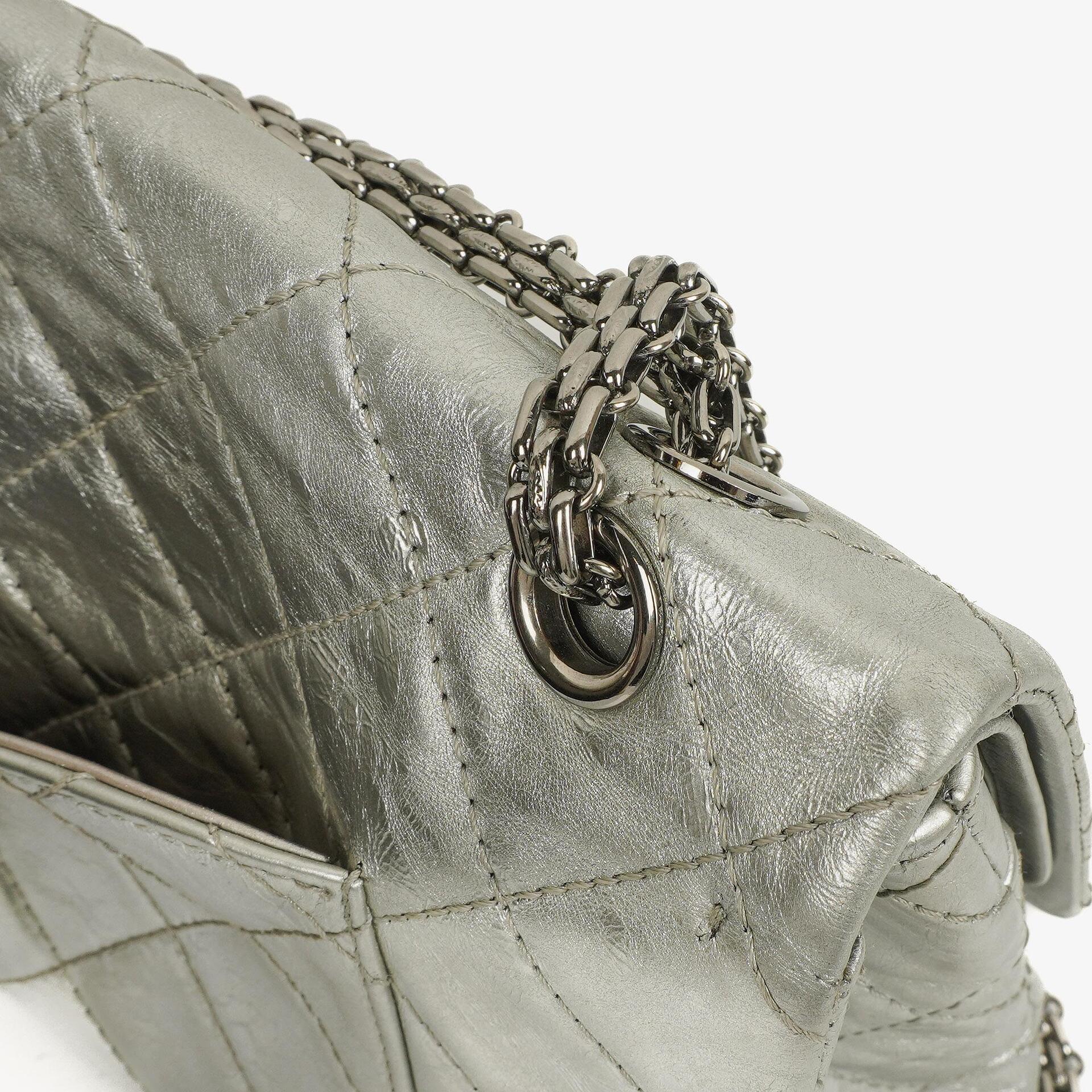 Chanel 2.55 Reissue 227 Klappentasche aus silberfarbenem Metallic-Steppkalbsleder