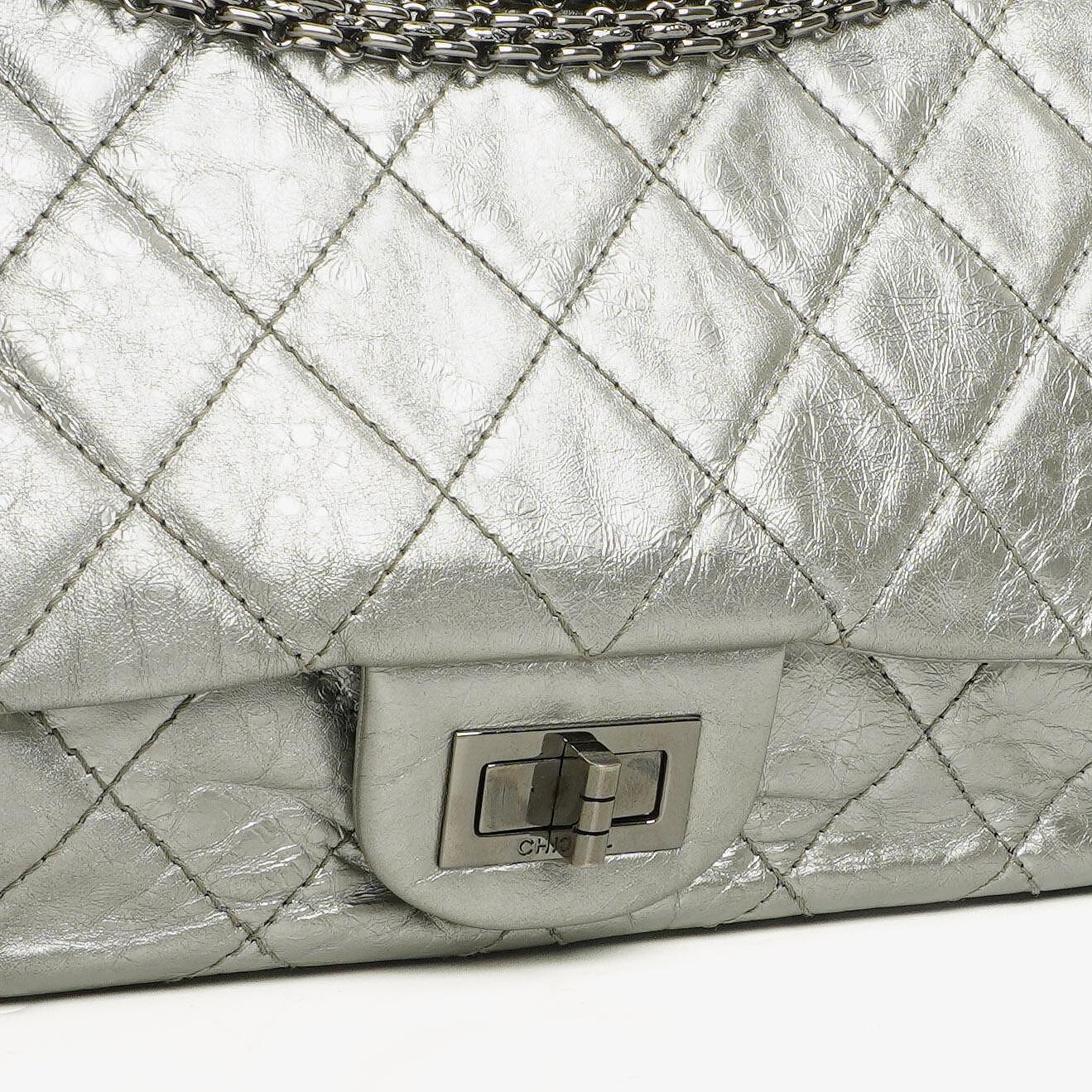 Chanel 2.55 Reissue 227 Klappentasche aus silberfarbenem Metallic-Steppkalbsleder