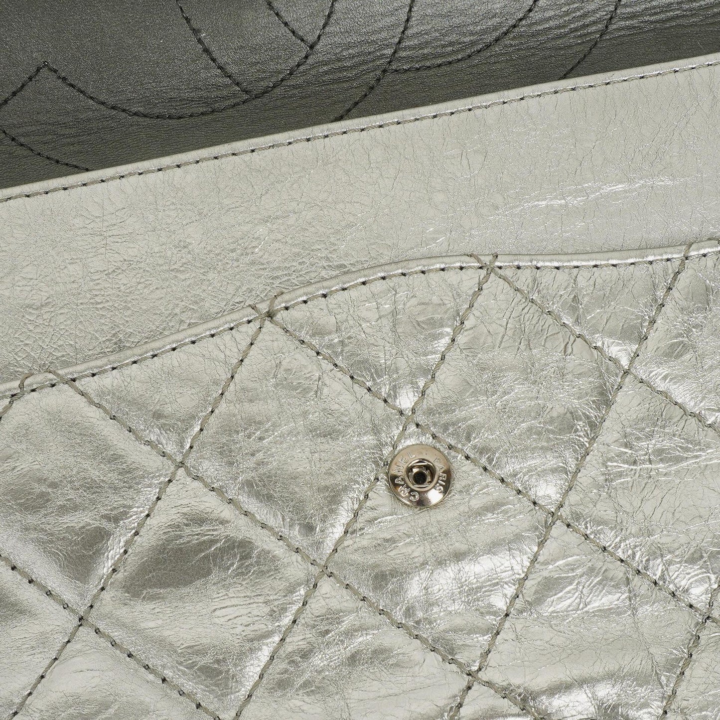 Chanel 2.55 Reissue 227 Klappentasche aus silberfarbenem Metallic-Steppkalbsleder