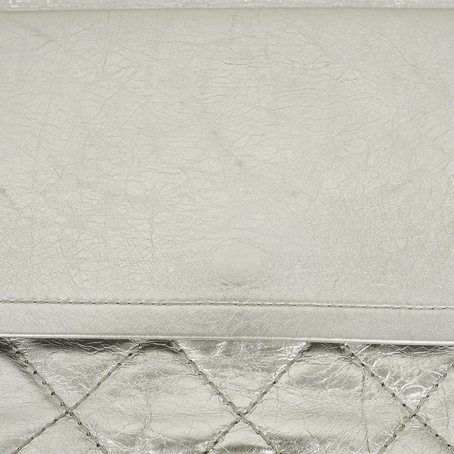 Chanel 2.55 Reissue 227 Klappentasche aus silberfarbenem Metallic-Steppkalbsleder