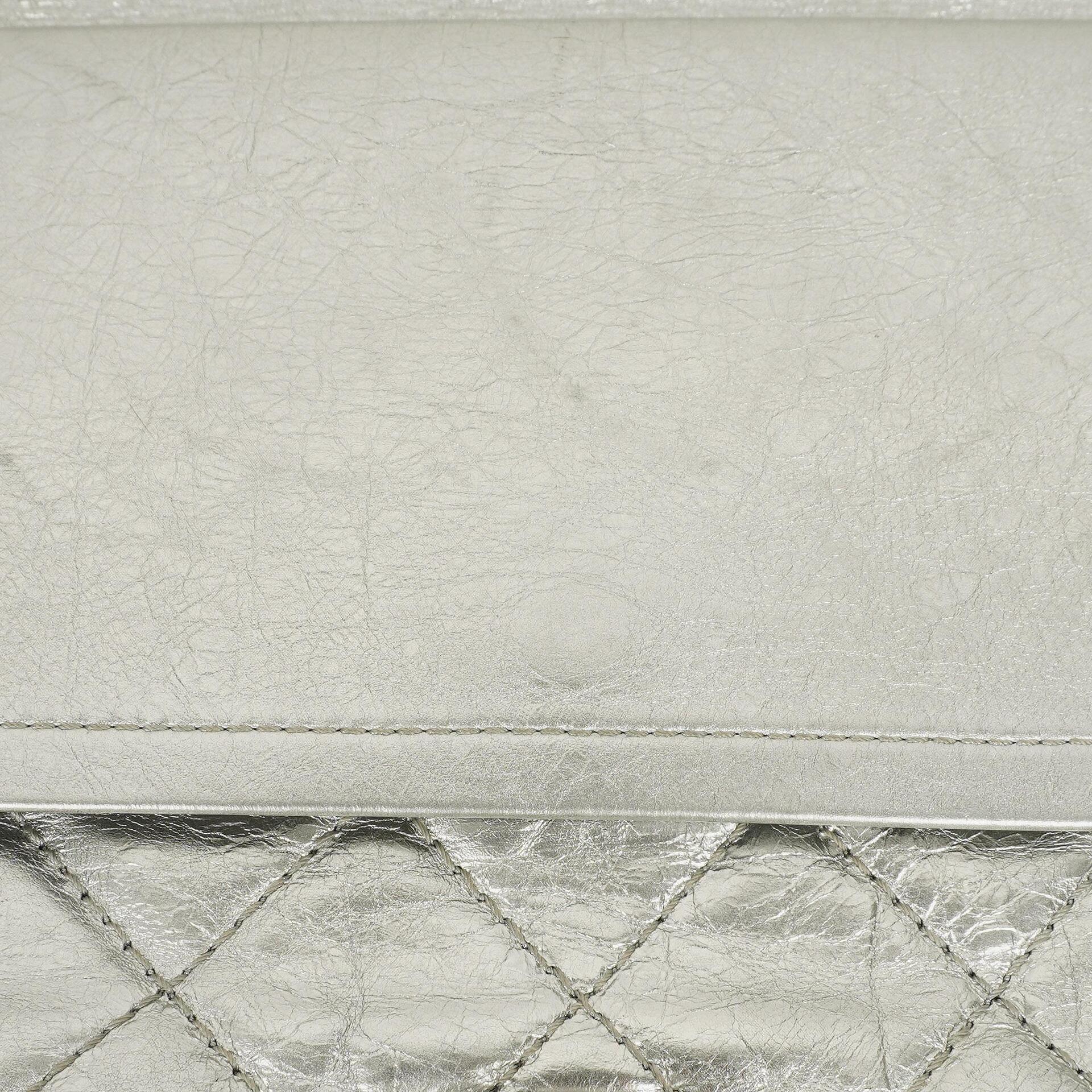 Chanel 2.55 Reissue 227 Klappentasche aus silberfarbenem Metallic-Steppkalbsleder