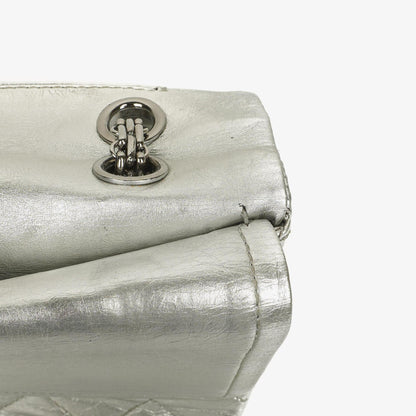 Chanel 2.55 Reissue 227 Klappentasche aus silberfarbenem Metallic-Steppkalbsleder