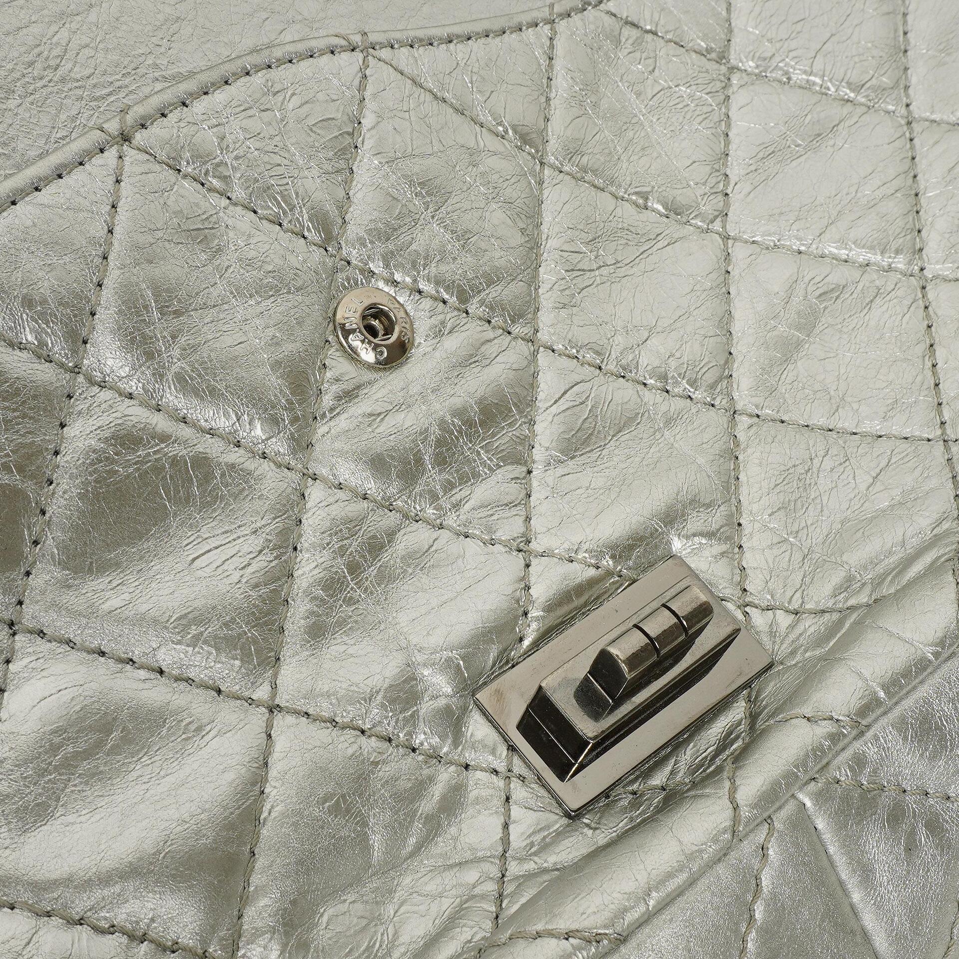 Chanel 2.55 Reissue 227 Klappentasche aus silberfarbenem Metallic-Steppkalbsleder