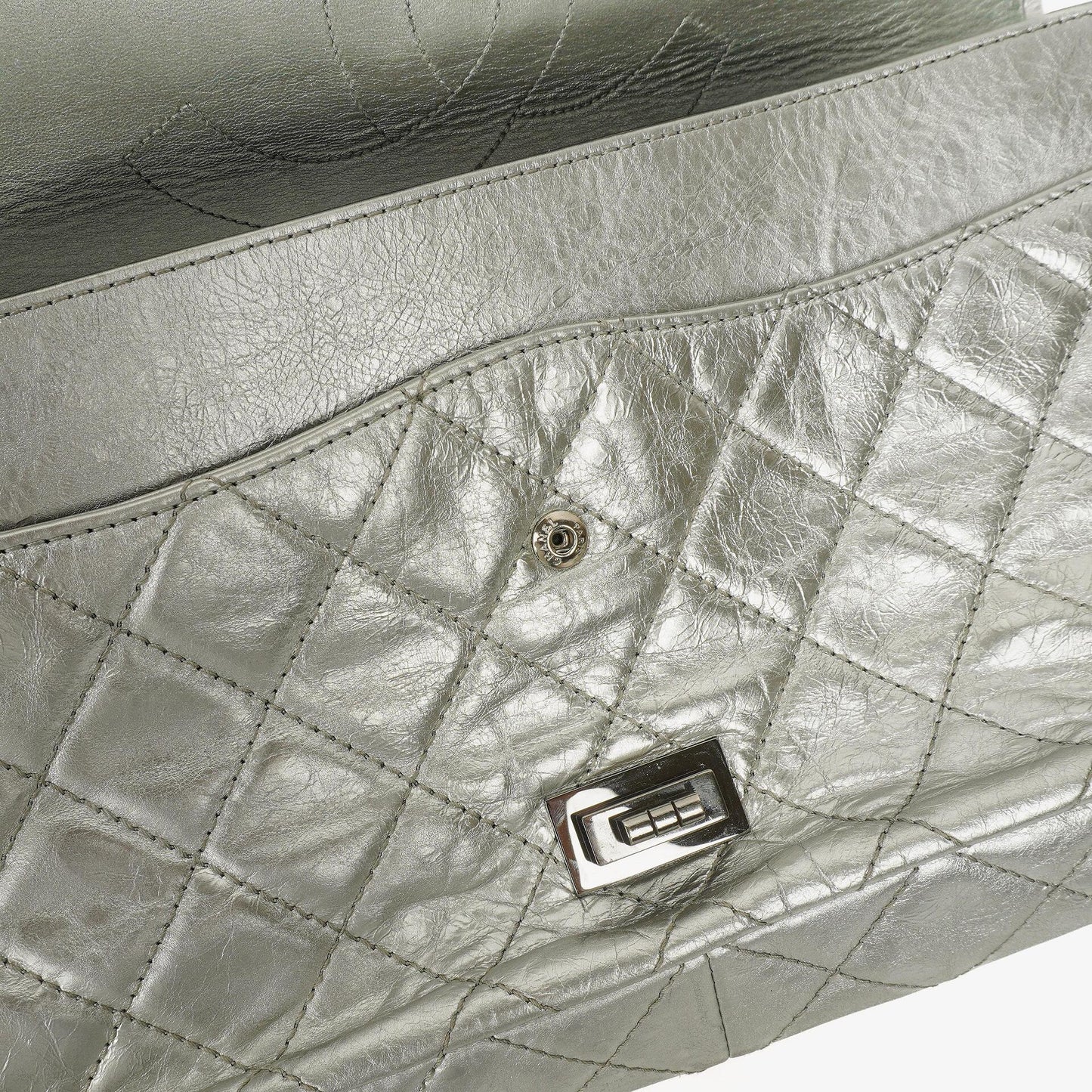 Chanel 2.55 Reissue 227 Klappentasche aus silberfarbenem Metallic-Steppkalbsleder