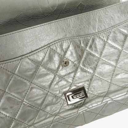 Chanel 2.55 Reissue 227 Klappentasche aus silberfarbenem Metallic-Steppkalbsleder