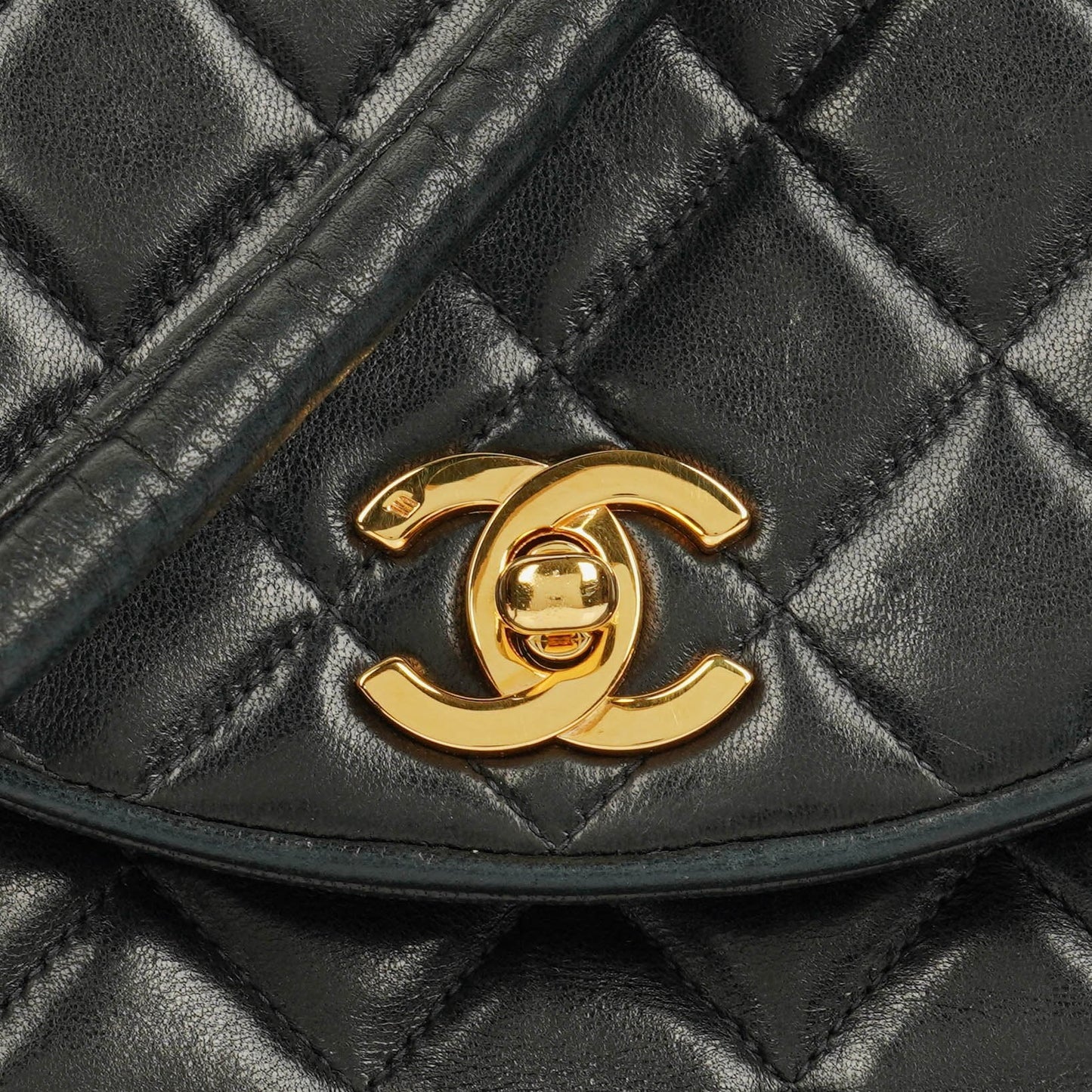 Chanel Single Flap Tasche aus schwarzem gestepptem Leder mit 24K vergoldeten Beschlägen