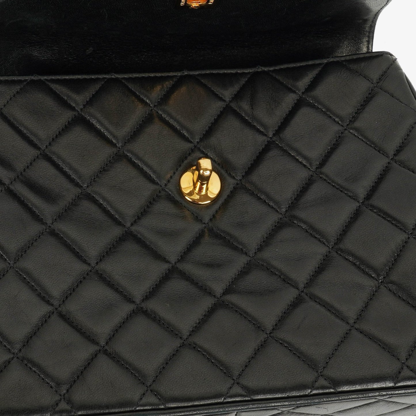 Chanel Single Flap Tasche aus schwarzem gestepptem Leder mit 24K vergoldeten Beschlägen
