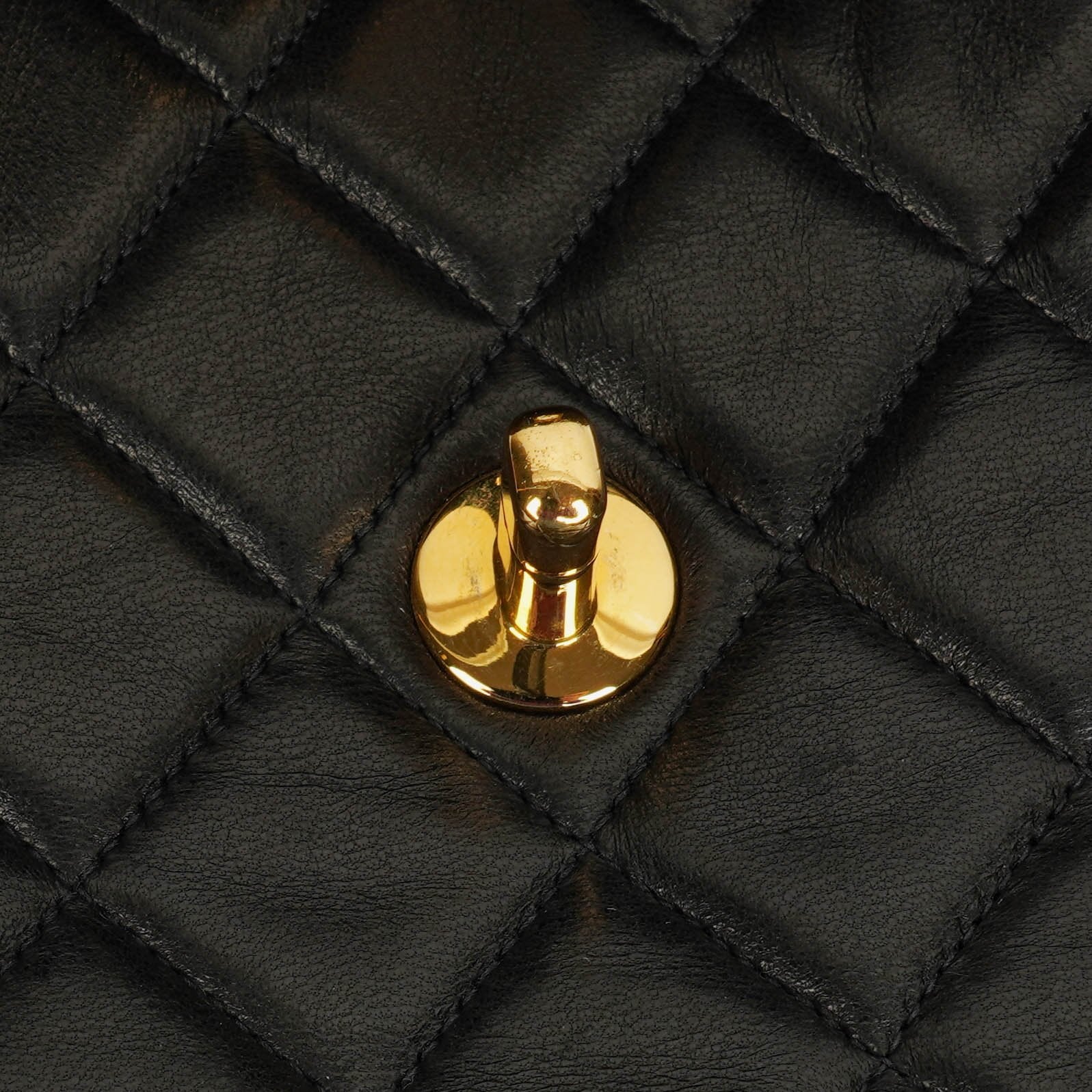 Chanel Single Flap Tasche aus schwarzem gestepptem Leder mit 24K vergoldeten Beschlägen