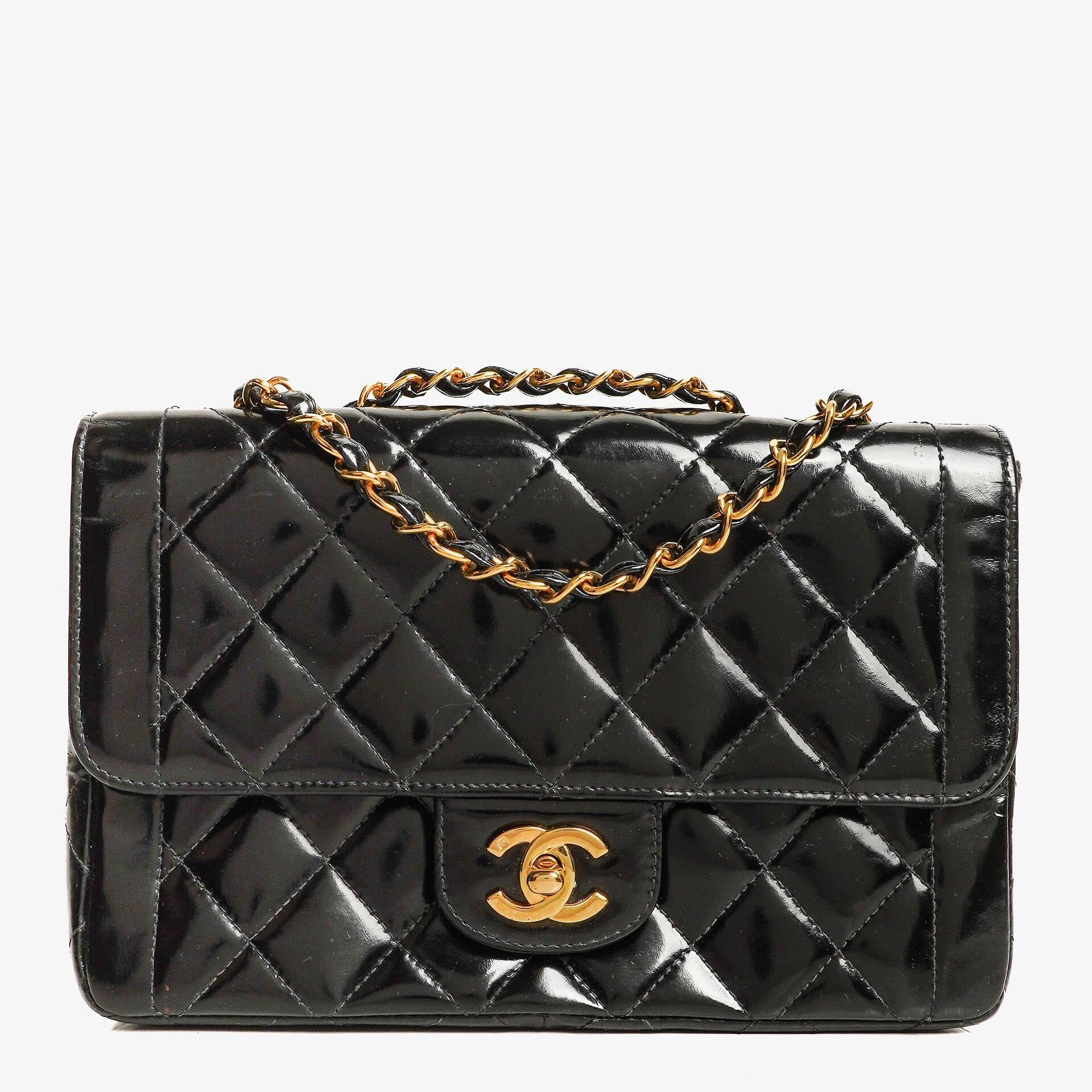 Chanel Single Flap Bag aus schwarzem gestepptem Lackleder mit 24K vergoldeten Beschlägen