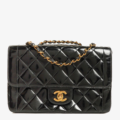 Chanel Single Flap Bag aus schwarzem gestepptem Lackleder mit 24K vergoldeten Beschlägen