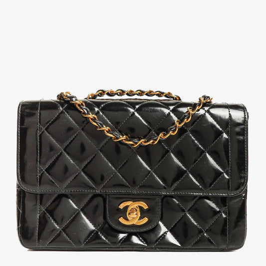 Chanel Single Flap Bag aus schwarzem gestepptem Lackleder mit 24K vergoldeten Beschlägen