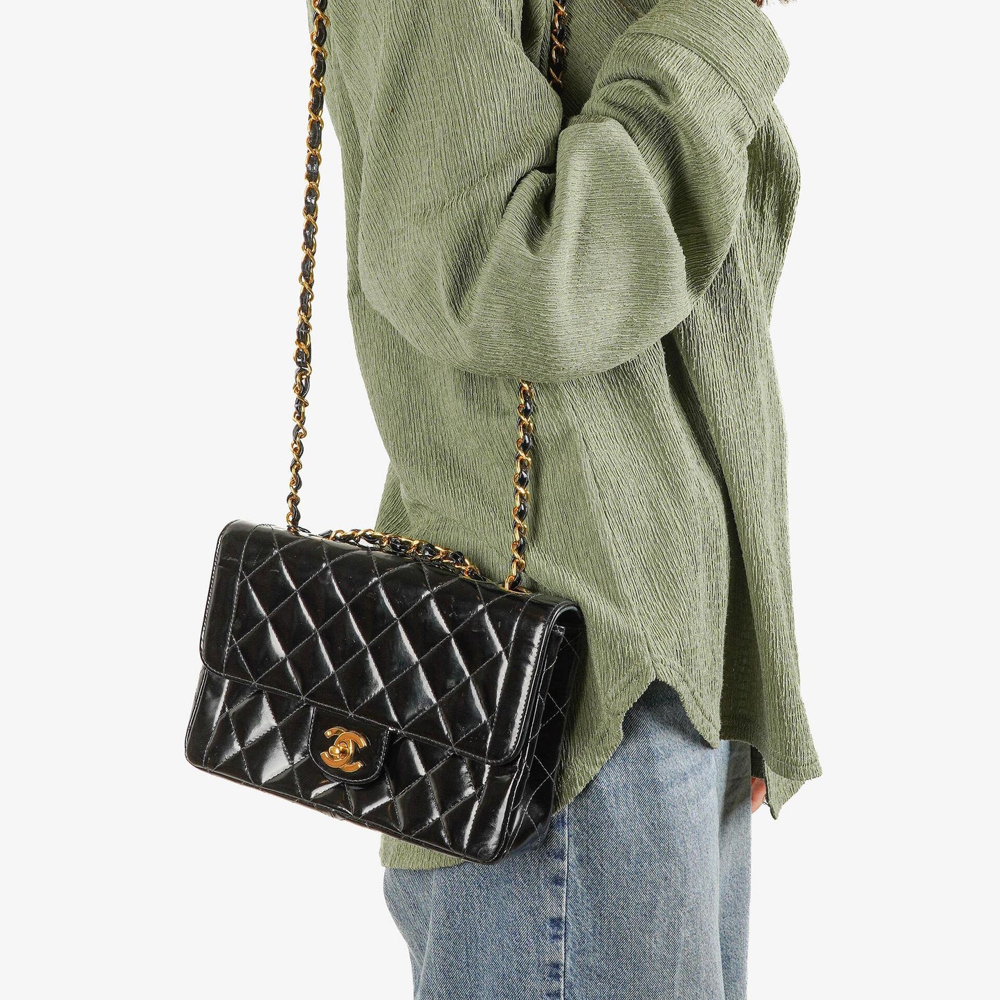 Chanel Single Flap Bag aus schwarzem gestepptem Lackleder mit 24K vergoldeten Beschlägen