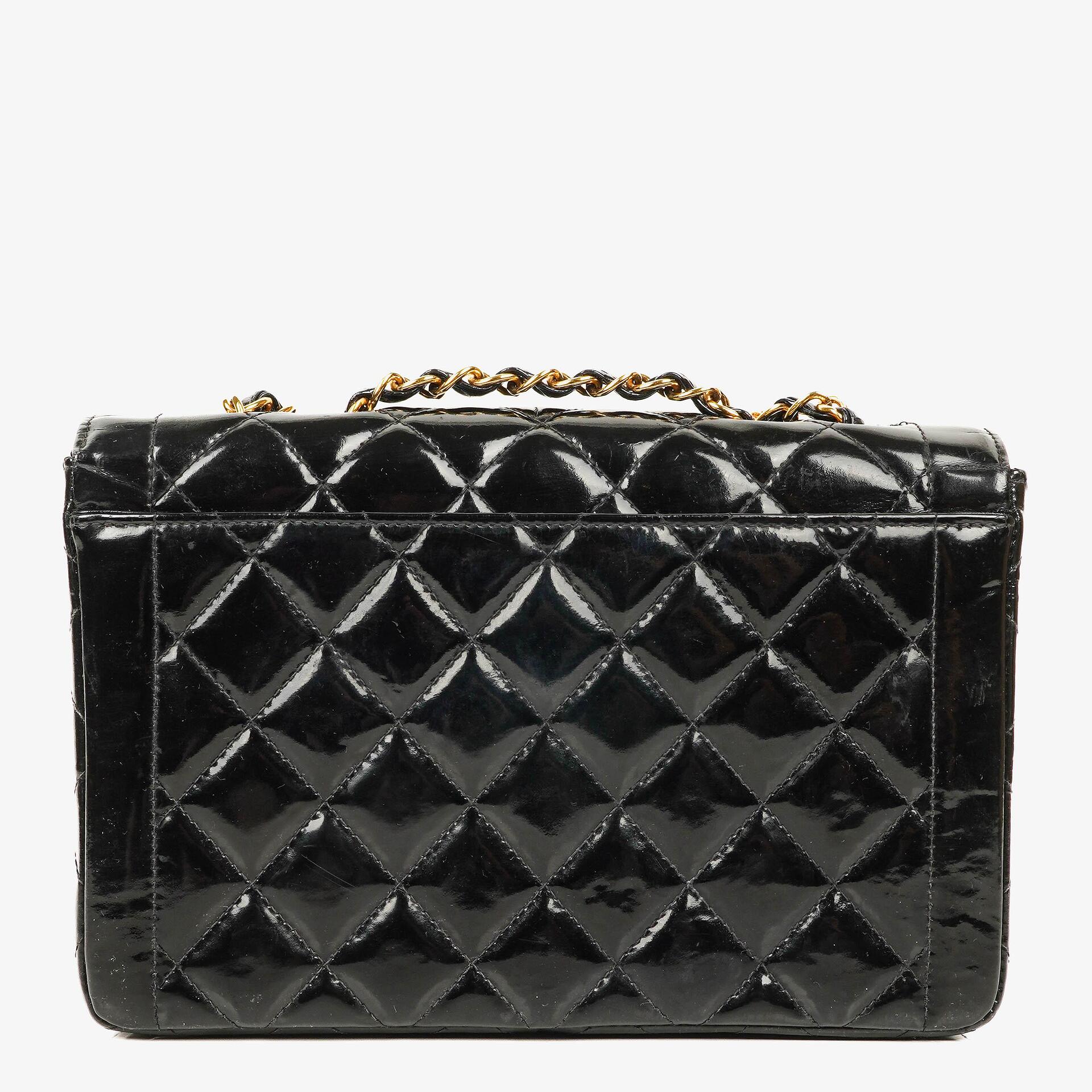 Chanel Single Flap Bag aus schwarzem gestepptem Lackleder mit 24K vergoldeten Beschlägen