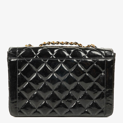 Chanel Single Flap Bag aus schwarzem gestepptem Lackleder mit 24K vergoldeten Beschlägen