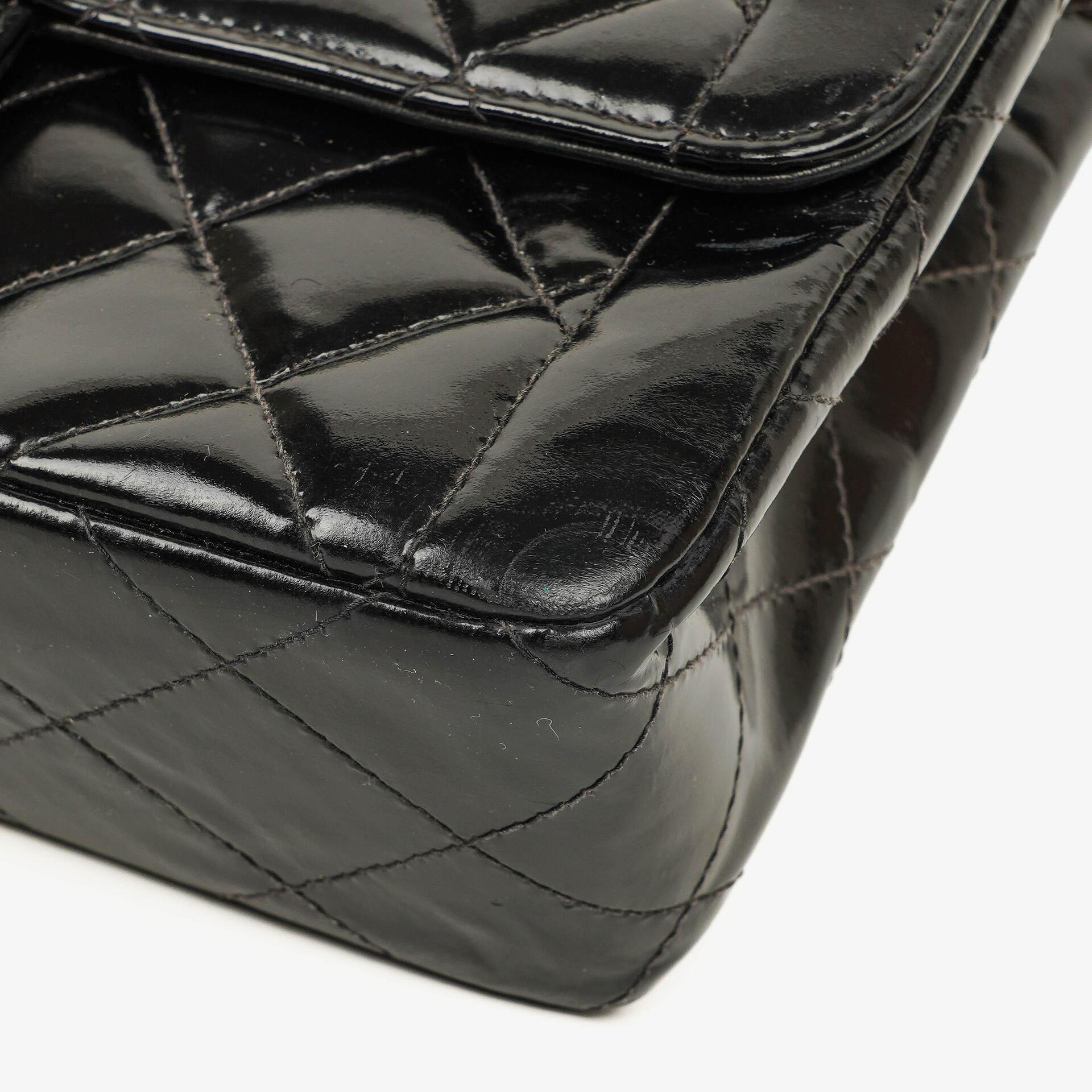 Chanel Single Flap Bag aus schwarzem gestepptem Lackleder mit 24K vergoldeten Beschlägen