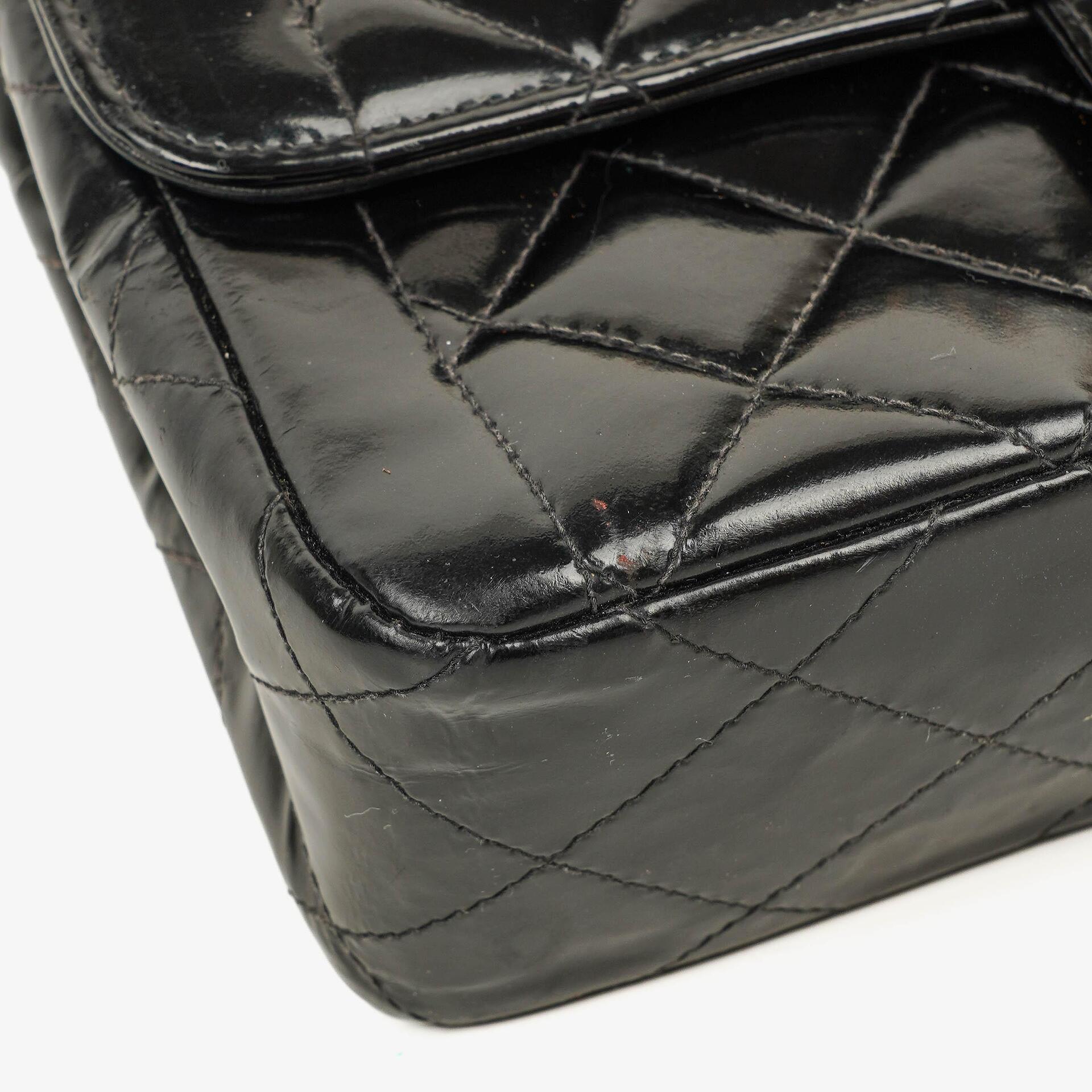 Chanel Single Flap Bag aus schwarzem gestepptem Lackleder mit 24K vergoldeten Beschlägen