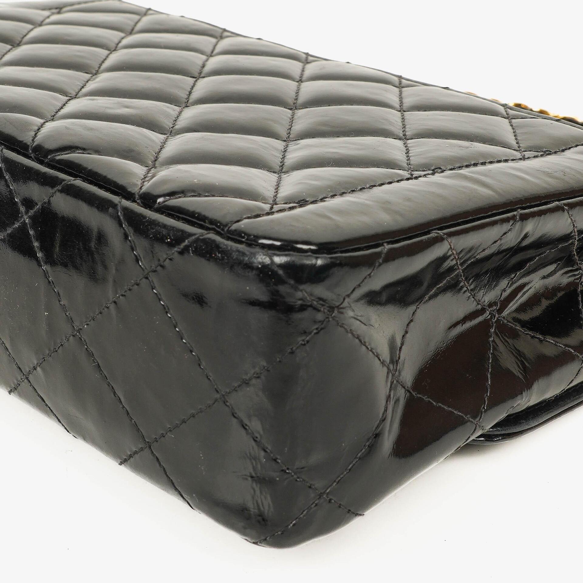 Chanel Single Flap Bag aus schwarzem gestepptem Lackleder mit 24K vergoldeten Beschlägen