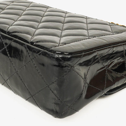 Chanel Single Flap Bag aus schwarzem gestepptem Lackleder mit 24K vergoldeten Beschlägen