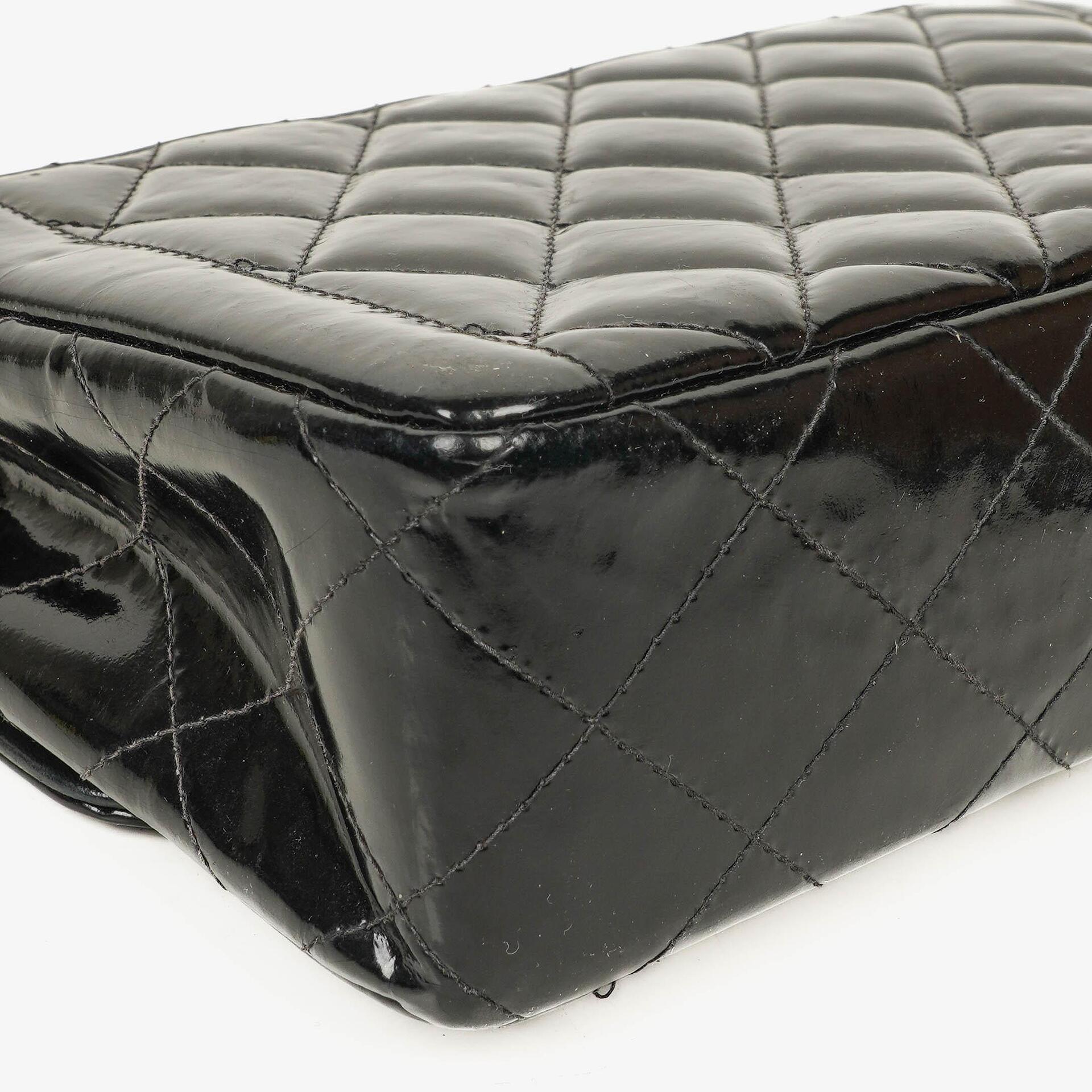 Chanel Single Flap Bag aus schwarzem gestepptem Lackleder mit 24K vergoldeten Beschlägen