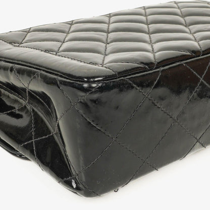 Chanel Single Flap Bag aus schwarzem gestepptem Lackleder mit 24K vergoldeten Beschlägen