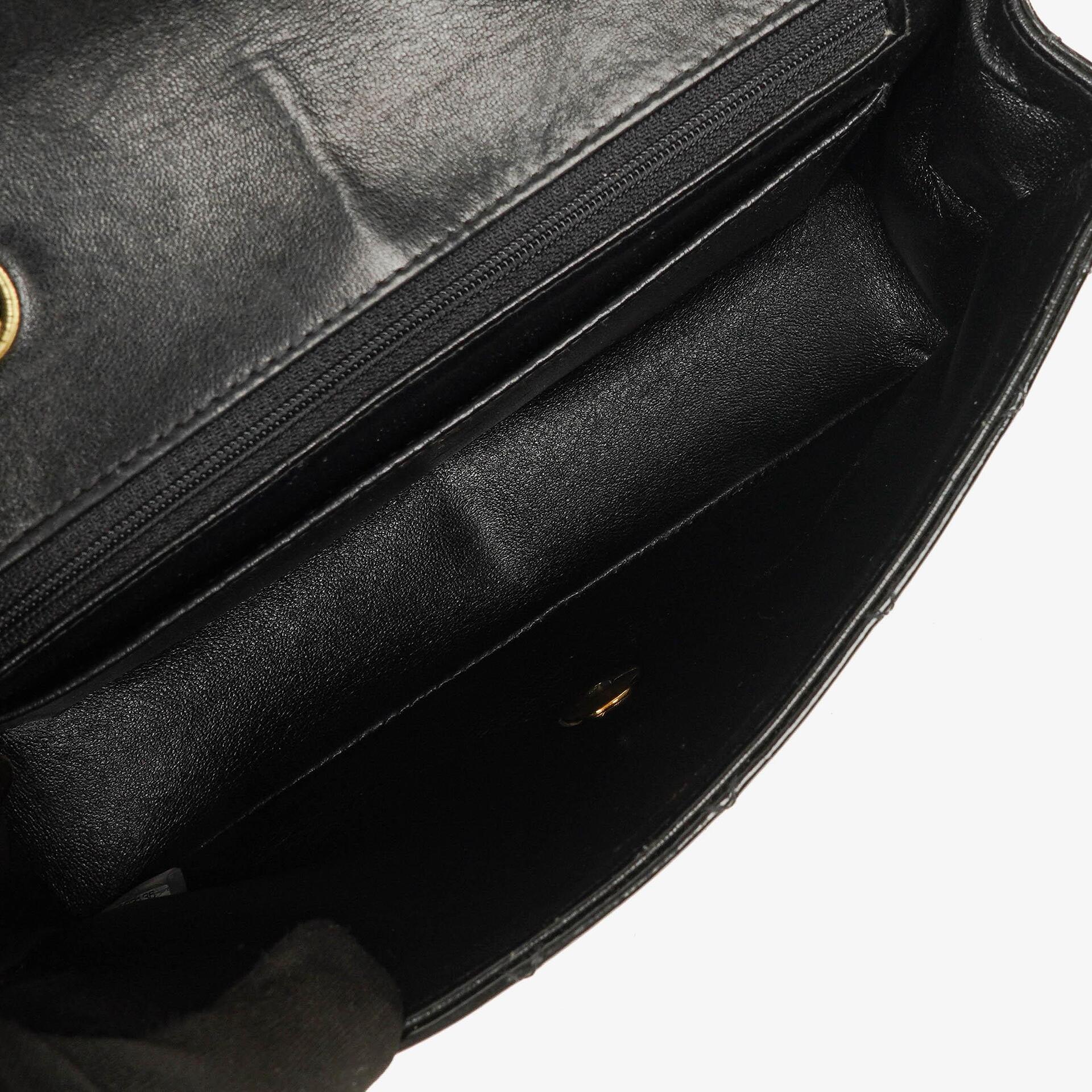 Chanel Single Flap Bag aus schwarzem gestepptem Lackleder mit 24K vergoldeten Beschlägen