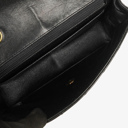 Chanel Single Flap Bag aus schwarzem gestepptem Lackleder mit 24K vergoldeten Beschlägen