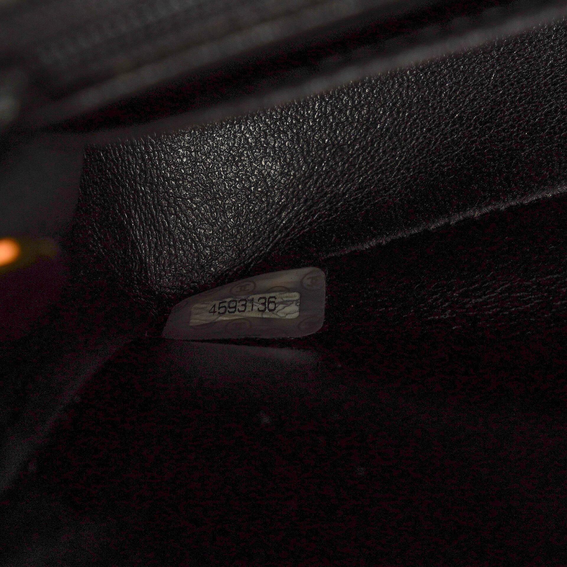 Chanel Single Flap Bag aus schwarzem gestepptem Lackleder mit 24K vergoldeten Beschlägen