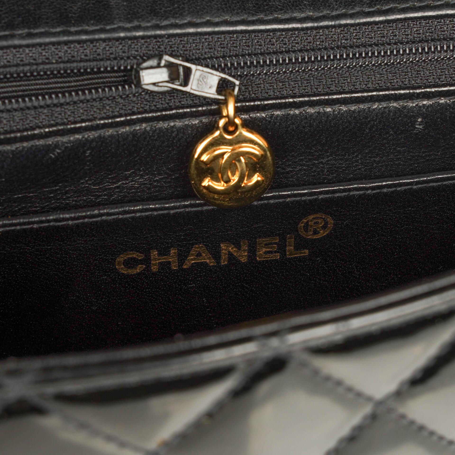 Chanel Single Flap Bag aus schwarzem gestepptem Lackleder mit 24K vergoldeten Beschlägen