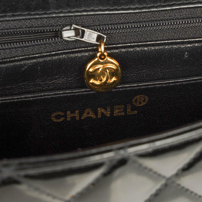Chanel Single Flap Bag aus schwarzem gestepptem Lackleder mit 24K vergoldeten Beschlägen