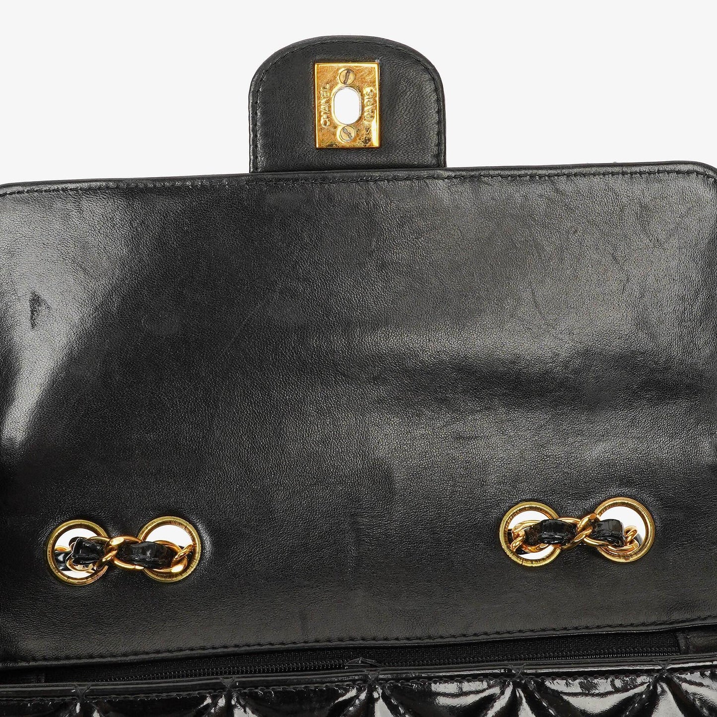 Chanel Single Flap Bag aus schwarzem gestepptem Lackleder mit 24K vergoldeten Beschlägen