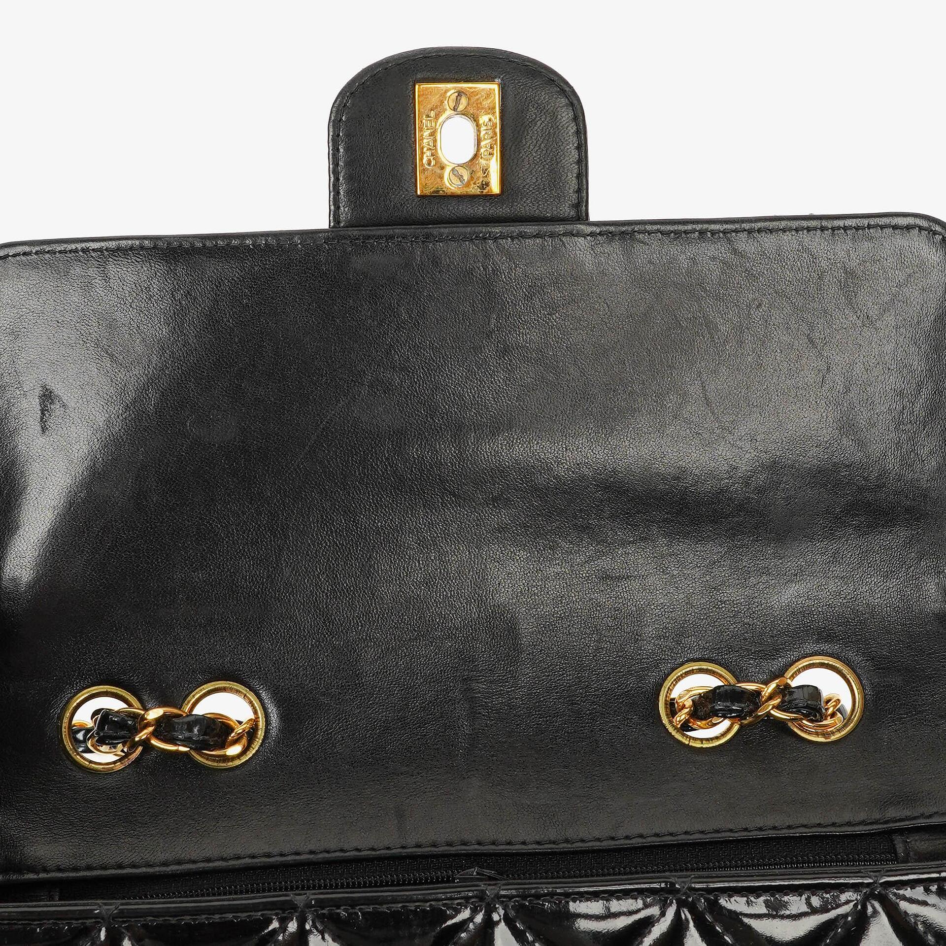 Chanel Single Flap Bag aus schwarzem gestepptem Lackleder mit 24K vergoldeten Beschlägen