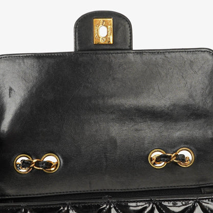 Chanel Single Flap Bag aus schwarzem gestepptem Lackleder mit 24K vergoldeten Beschlägen