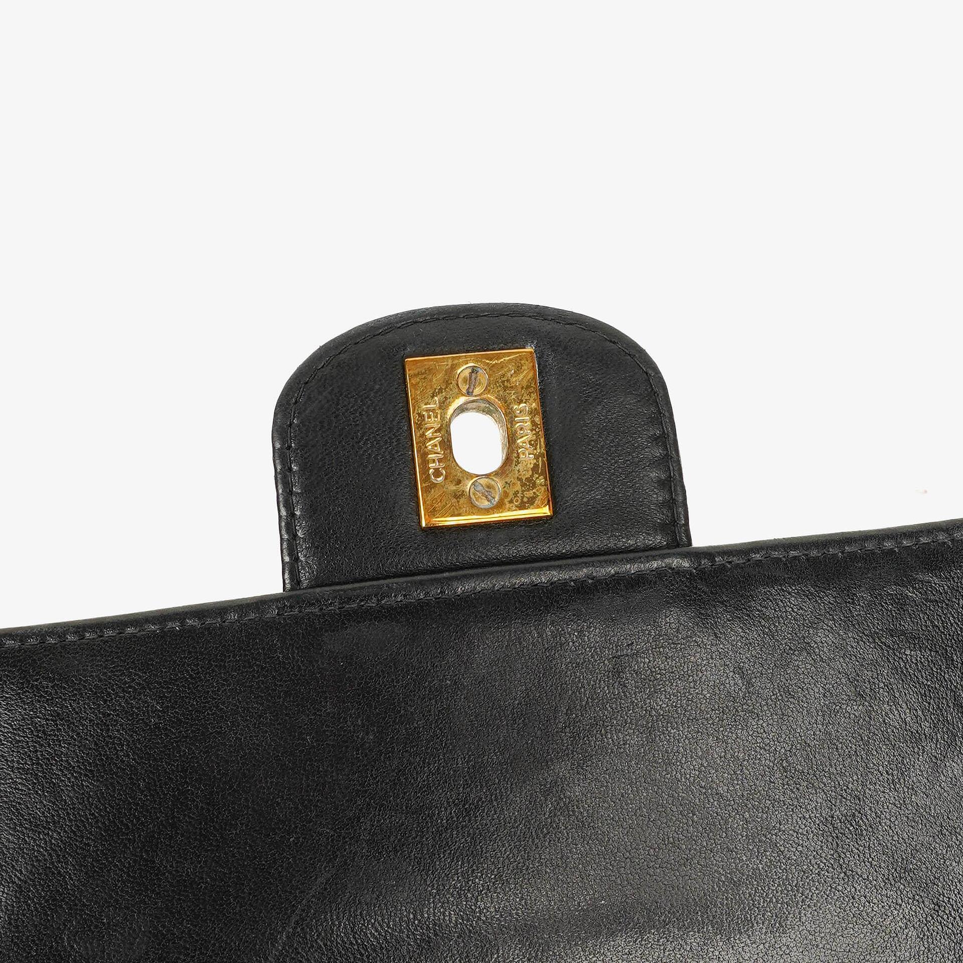 Chanel Single Flap Bag aus schwarzem gestepptem Lackleder mit 24K vergoldeten Beschlägen