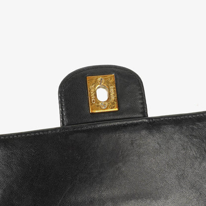 Chanel Single Flap Bag aus schwarzem gestepptem Lackleder mit 24K vergoldeten Beschlägen