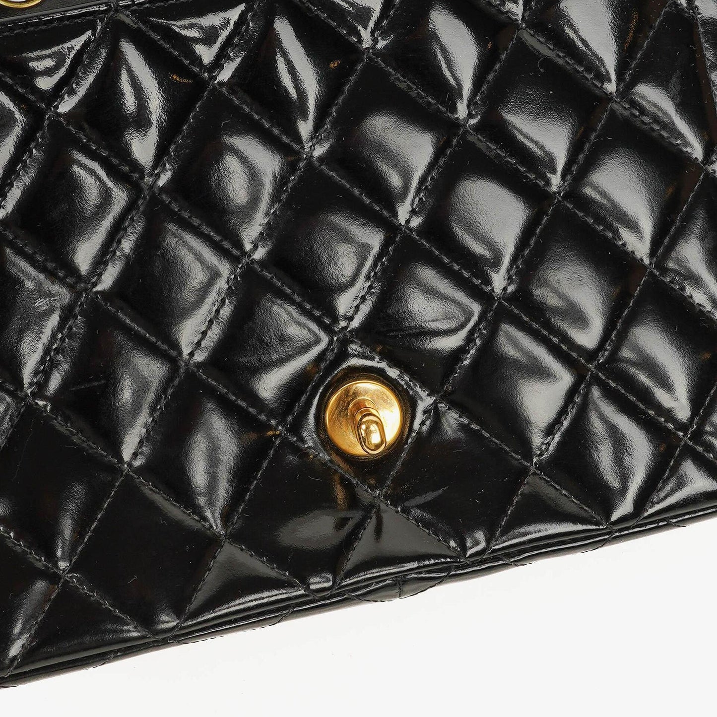 Chanel Single Flap Bag aus schwarzem gestepptem Lackleder mit 24K vergoldeten Beschlägen