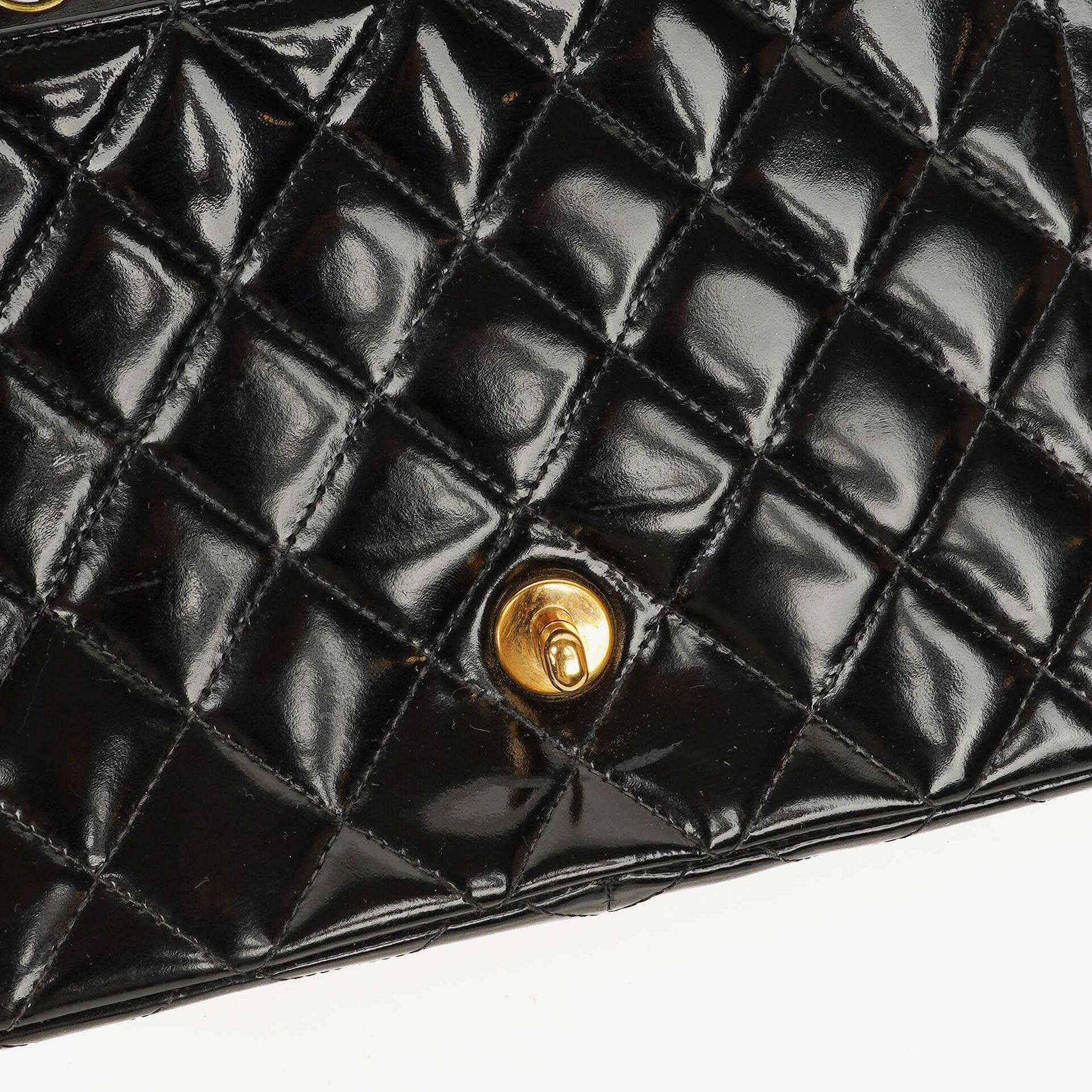 Chanel Single Flap Bag aus schwarzem gestepptem Lackleder mit 24K vergoldeten Beschlägen