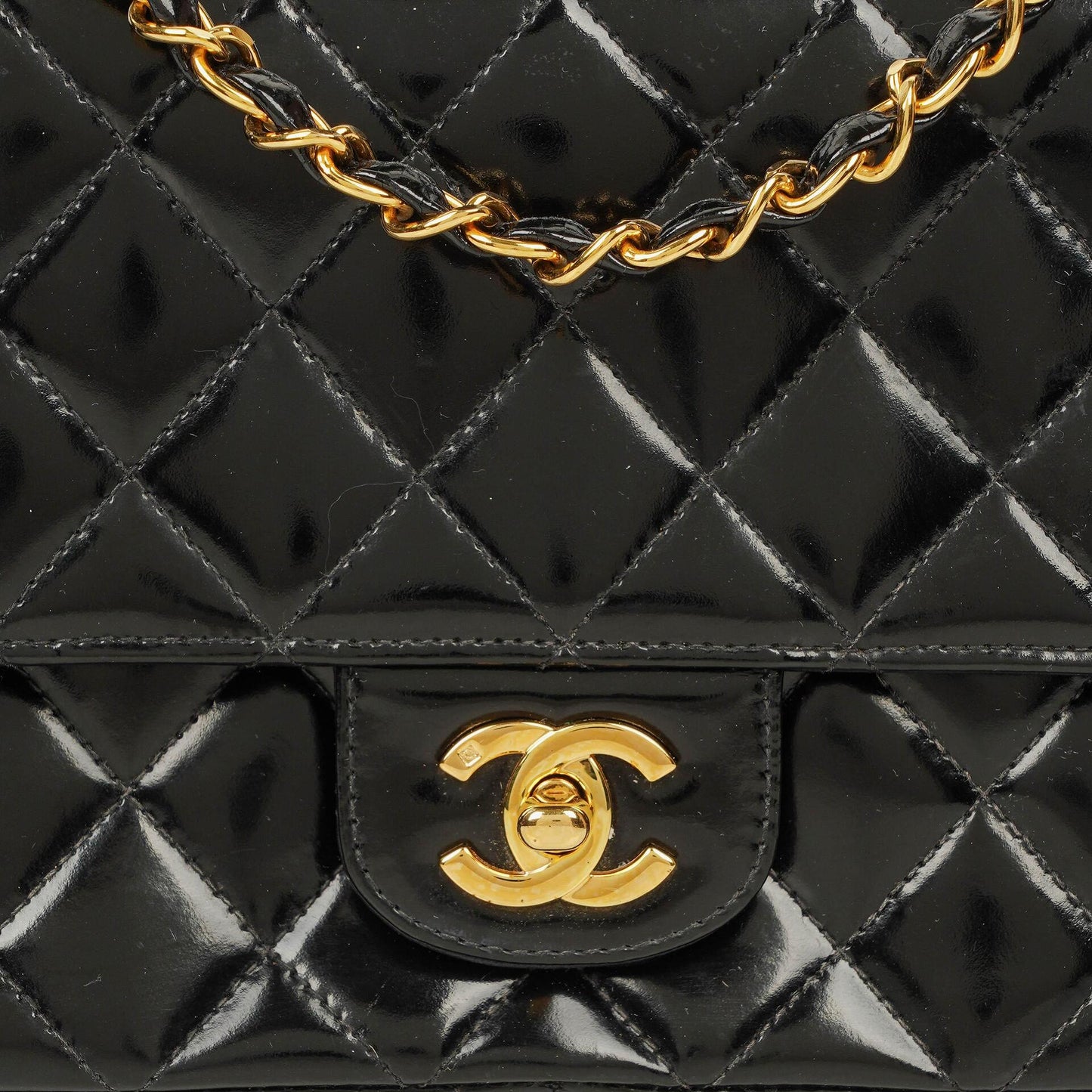 Chanel Single Flap Bag aus schwarzem gestepptem Lackleder mit 24K vergoldeten Beschlägen