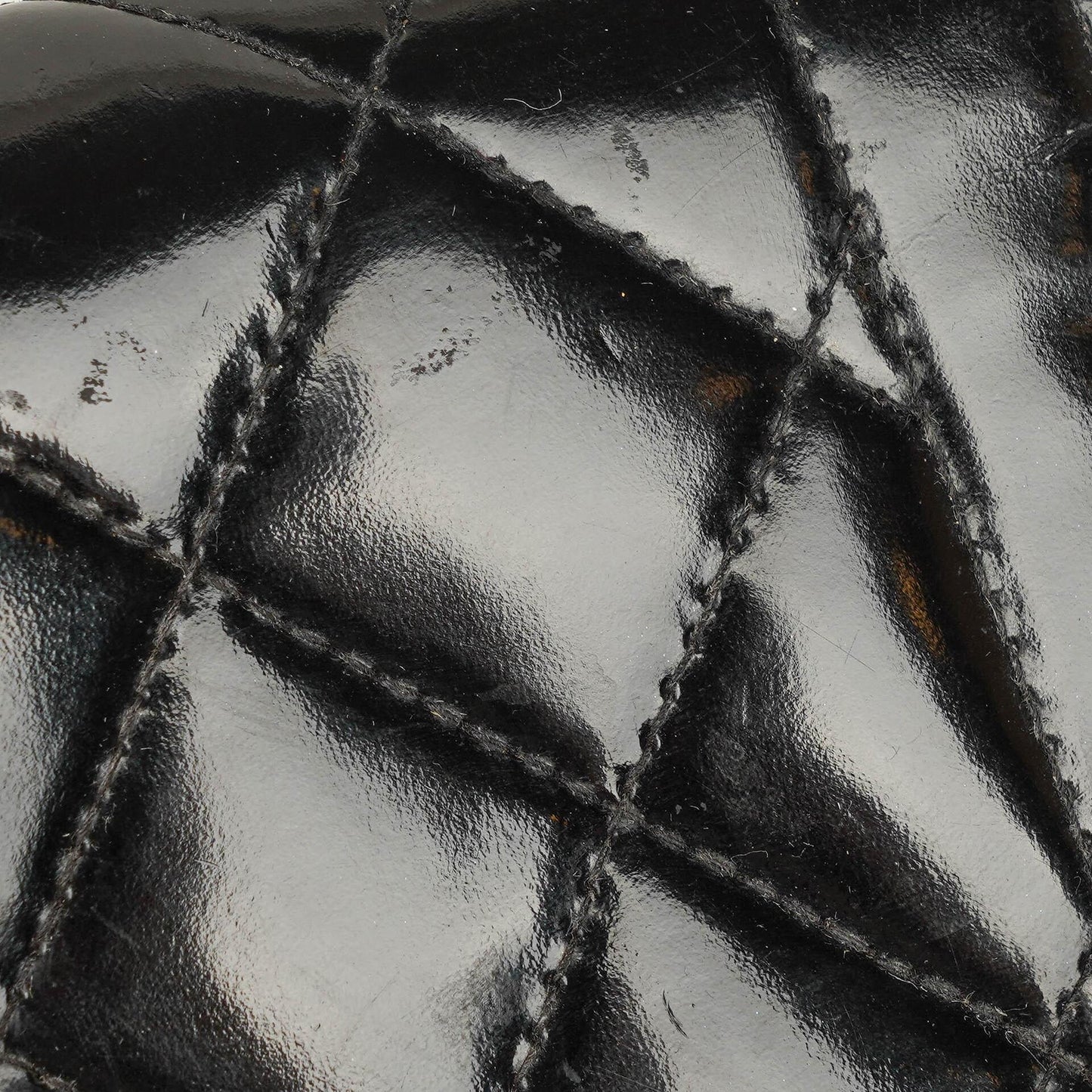Chanel Single Flap Bag aus schwarzem gestepptem Lackleder mit 24K vergoldeten Beschlägen