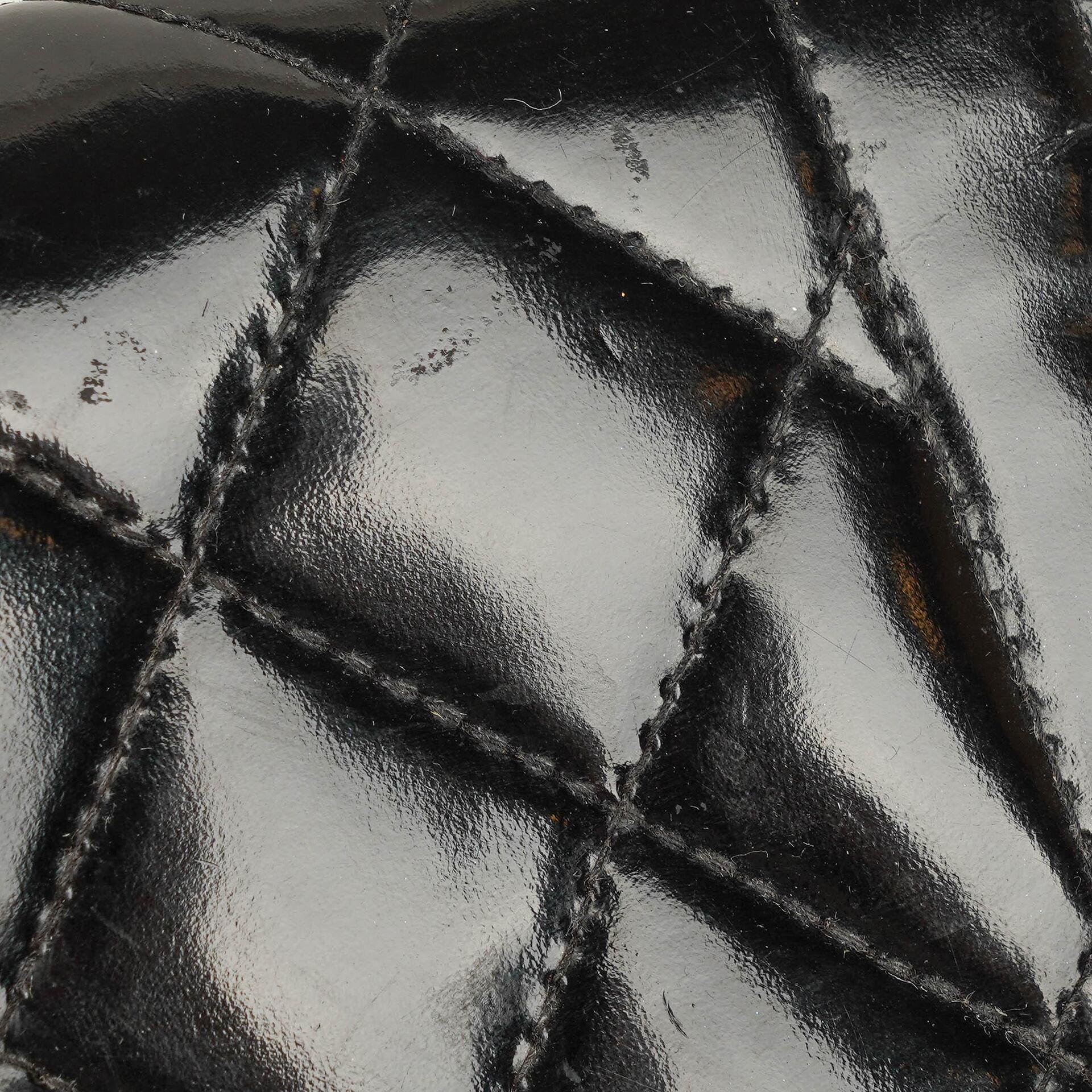 Chanel Single Flap Bag aus schwarzem gestepptem Lackleder mit 24K vergoldeten Beschlägen