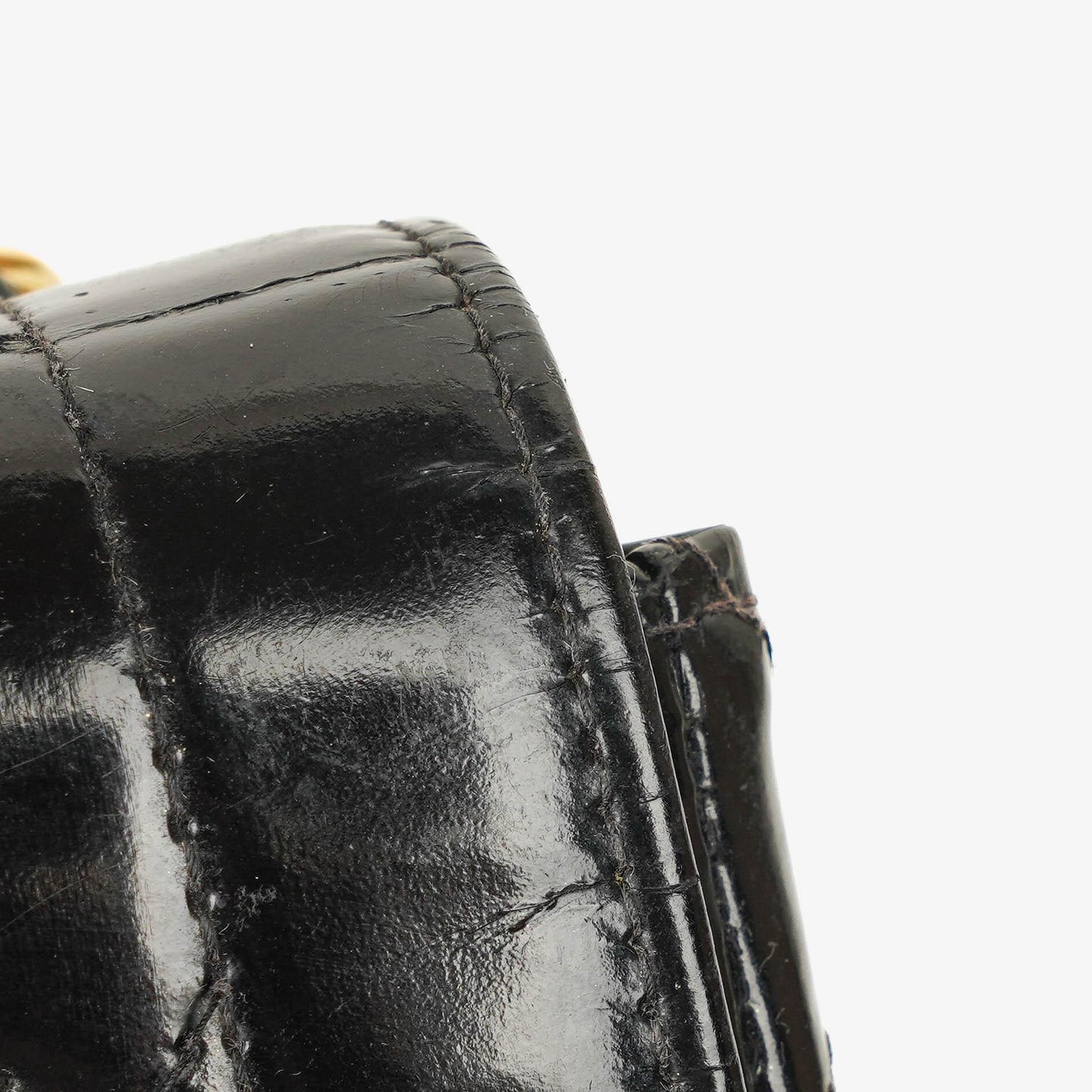 Chanel Single Flap Bag aus schwarzem gestepptem Lackleder mit 24K vergoldeten Beschlägen