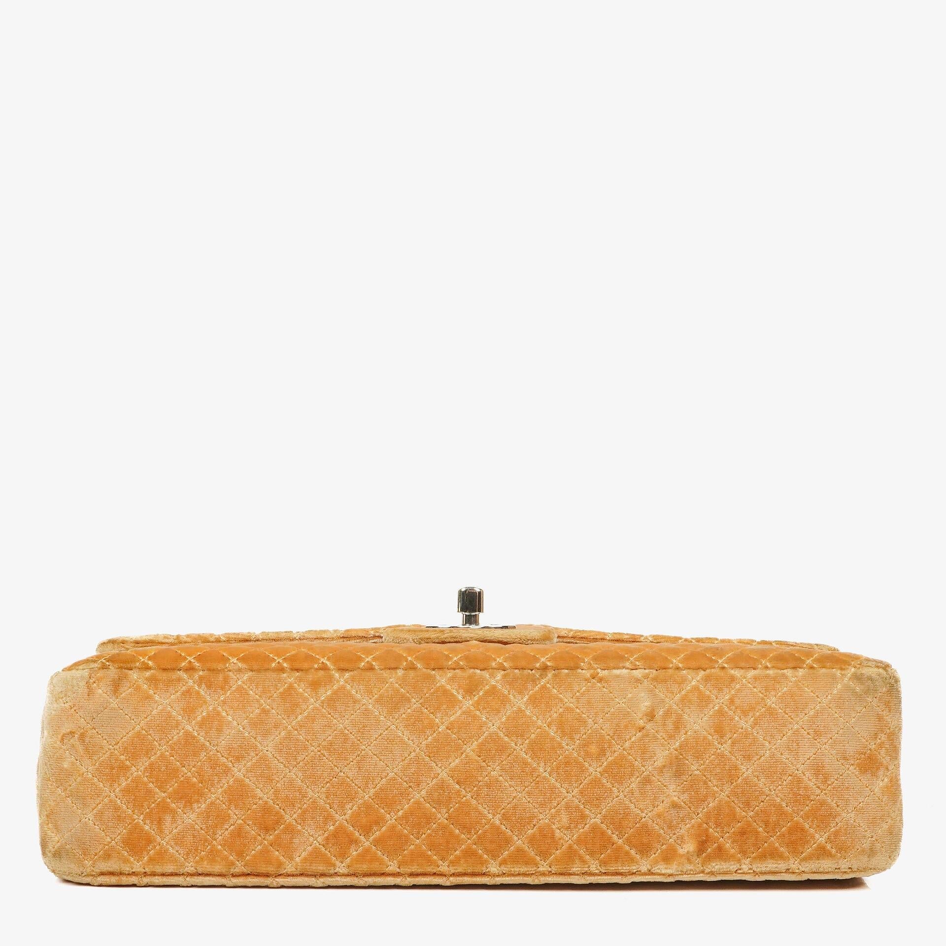 Chanel Single Flap Schultertasche aus gestepptem Samt mit silberfarbenen Beschlägen