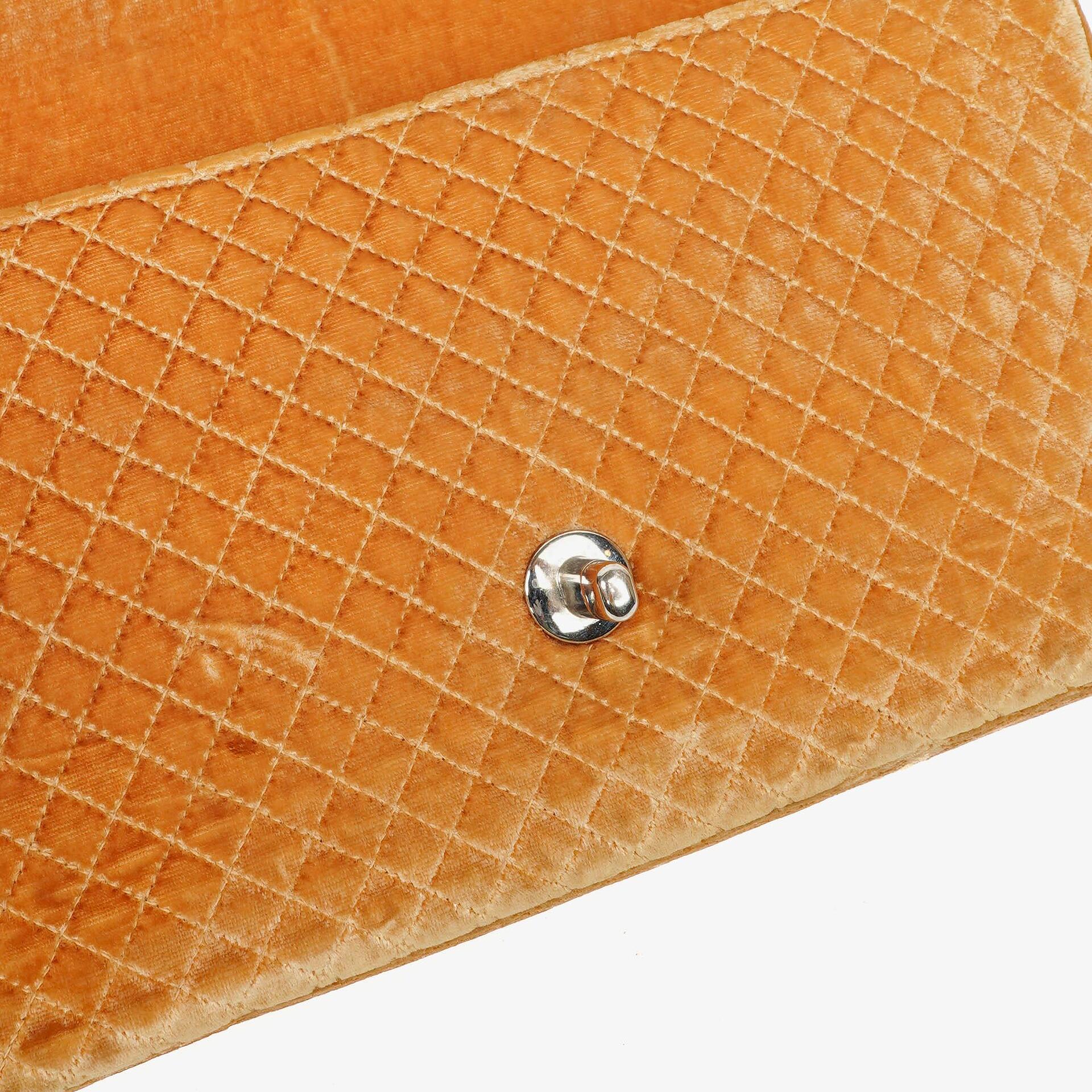 Chanel Single Flap Schultertasche aus gestepptem Samt mit silberfarbenen Beschlägen