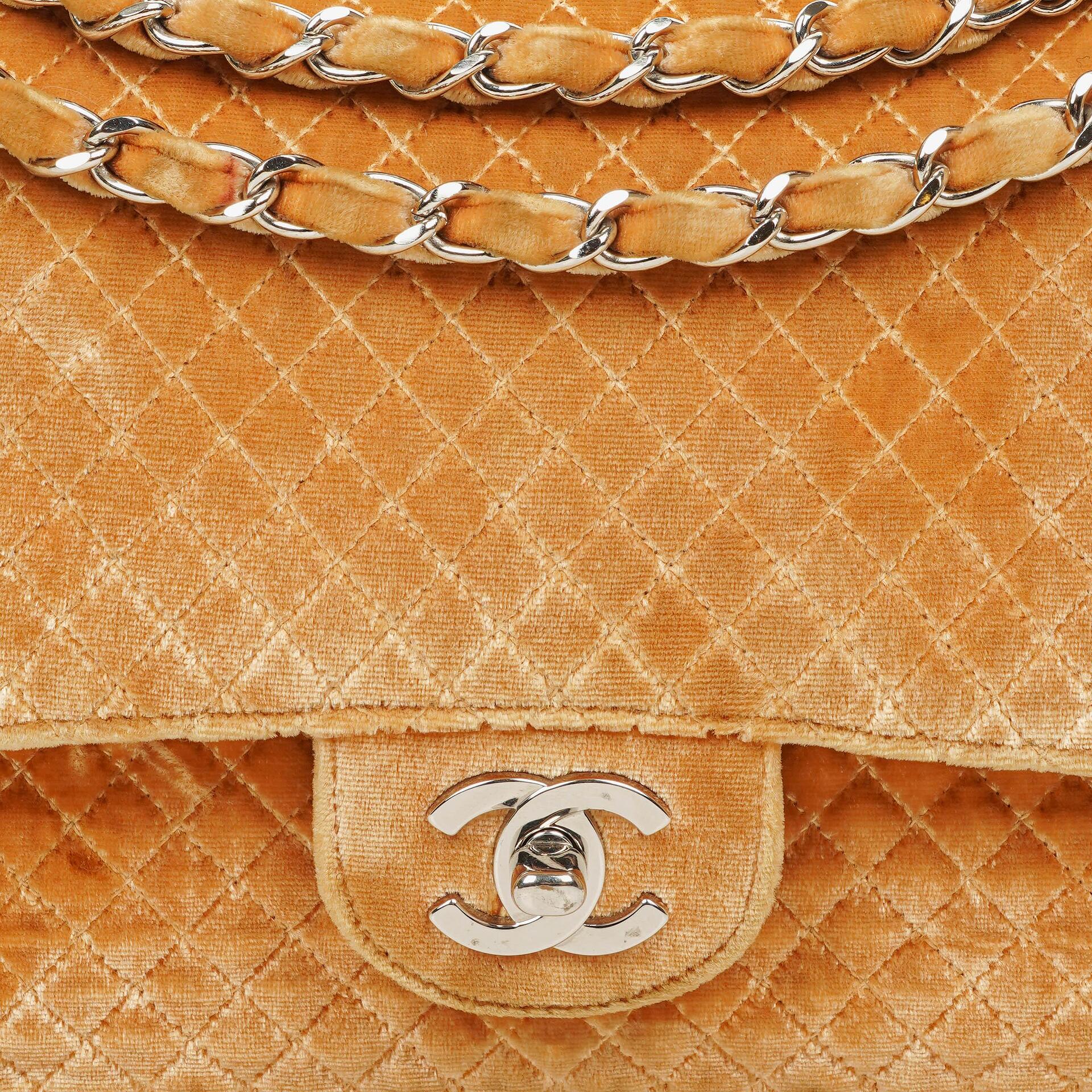 Chanel Single Flap Schultertasche aus gestepptem Samt mit silberfarbenen Beschlägen