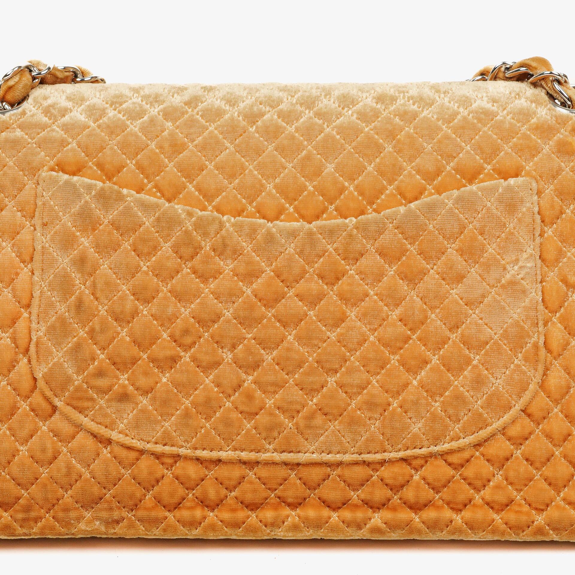 Chanel Single Flap Schultertasche aus gestepptem Samt mit silberfarbenen Beschlägen