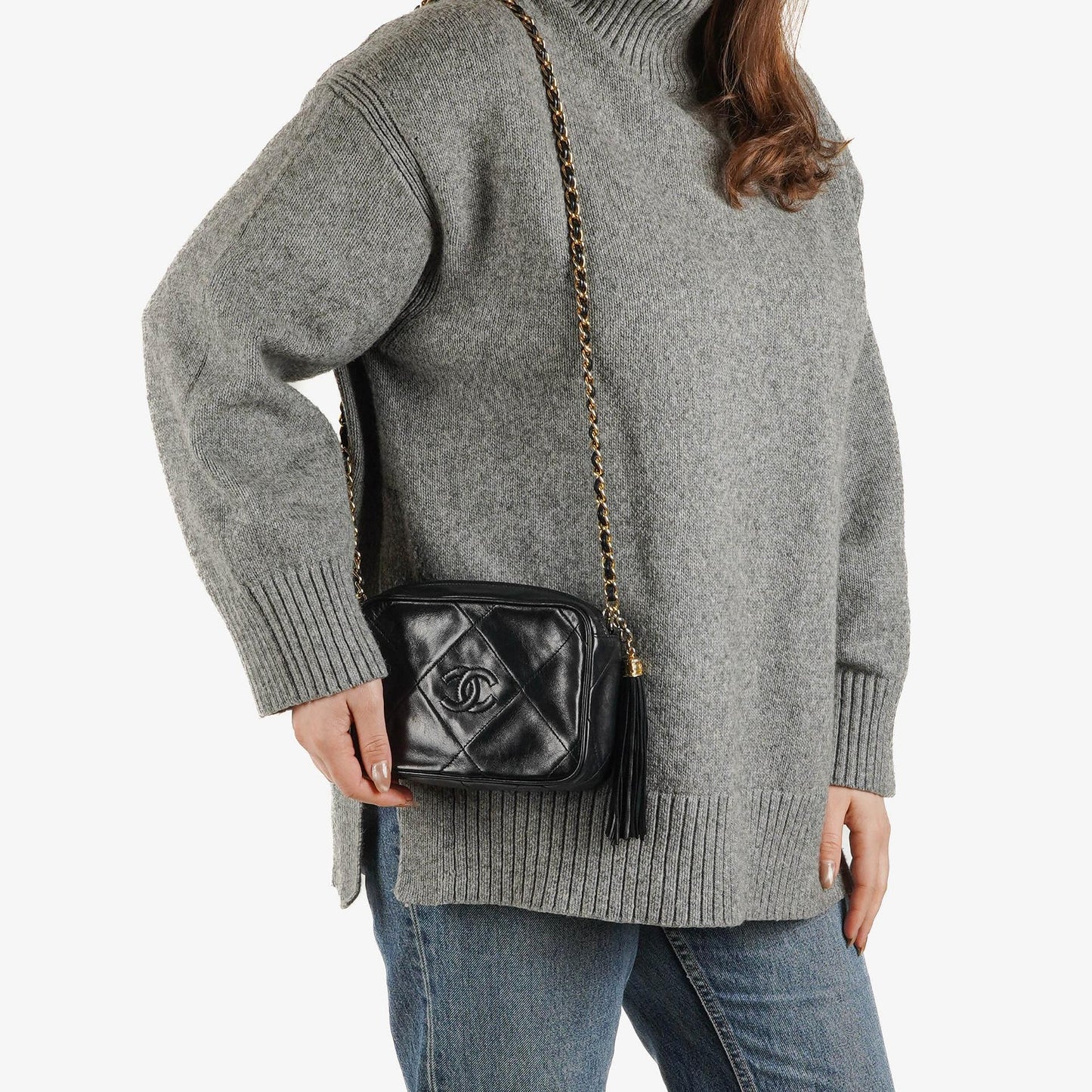 Chanel Kleine Camera Umhängetasche aus schwarzem Leder mit Quaste