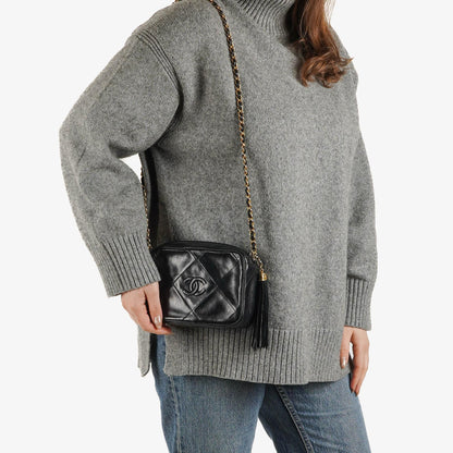 Chanel Kleine Camera Umhängetasche aus schwarzem Leder mit Quaste