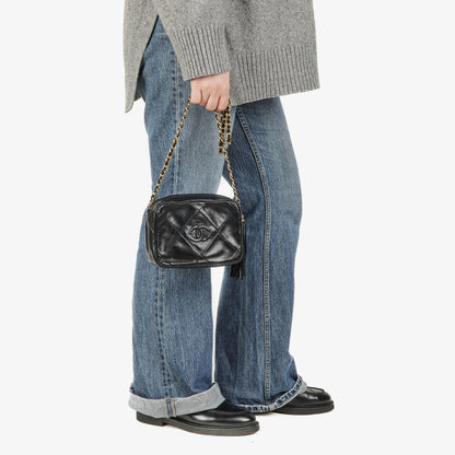 Chanel Kleine Camera Umhängetasche aus schwarzem Leder mit Quaste