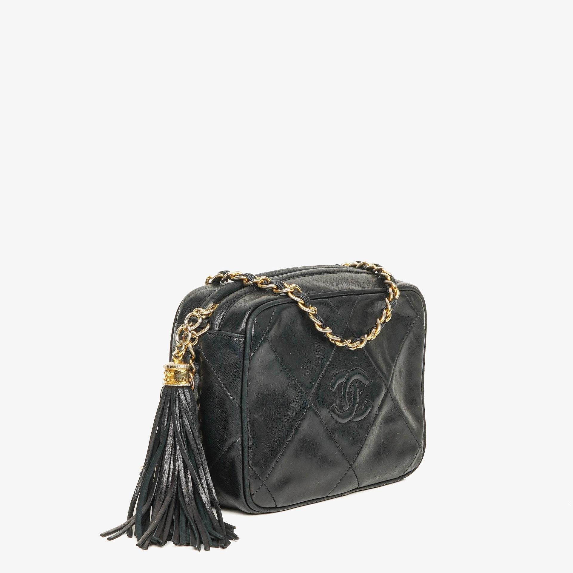 Chanel Kleine Camera Umhängetasche aus schwarzem Leder mit Quaste