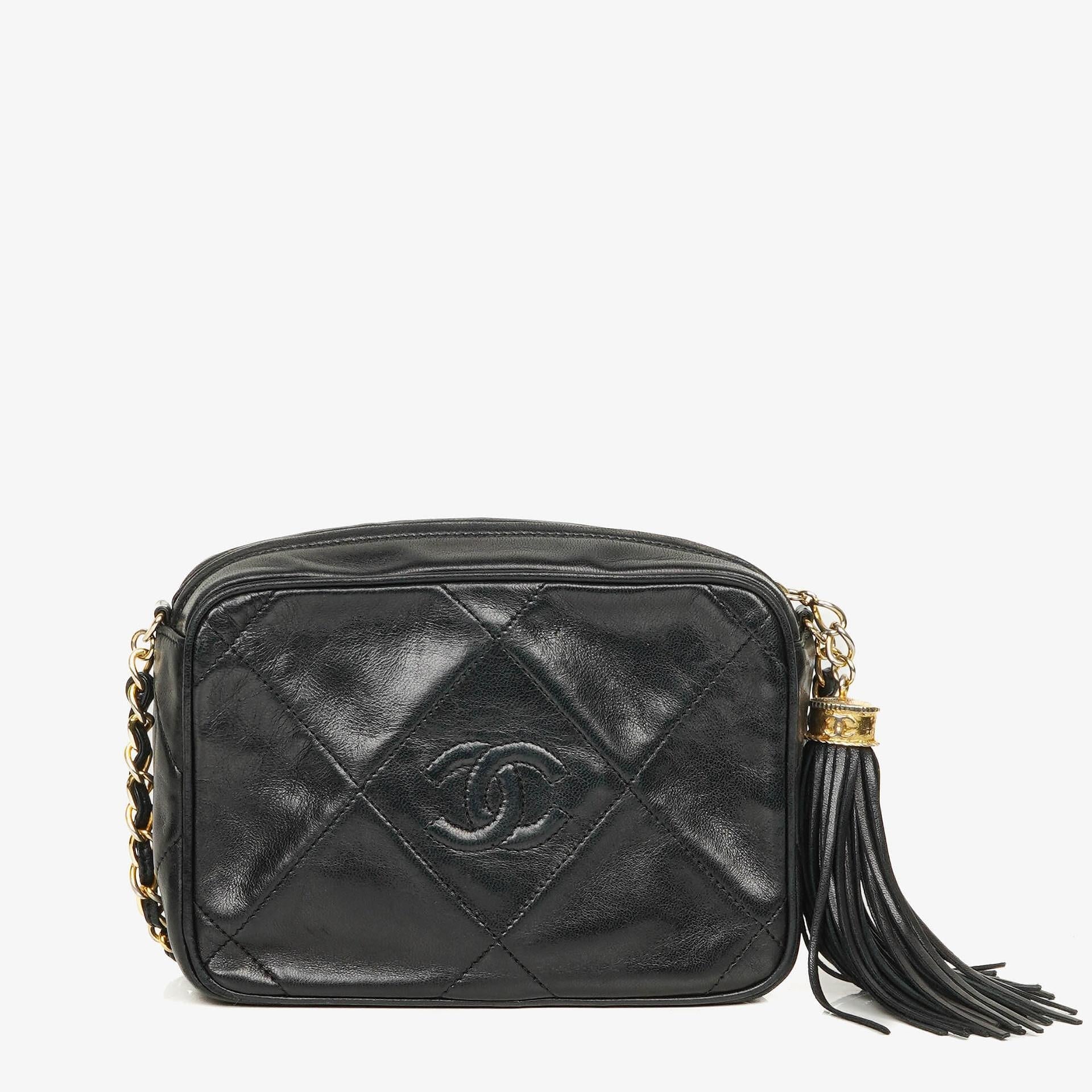 Chanel Kleine Camera Umhängetasche aus schwarzem Leder mit Quaste